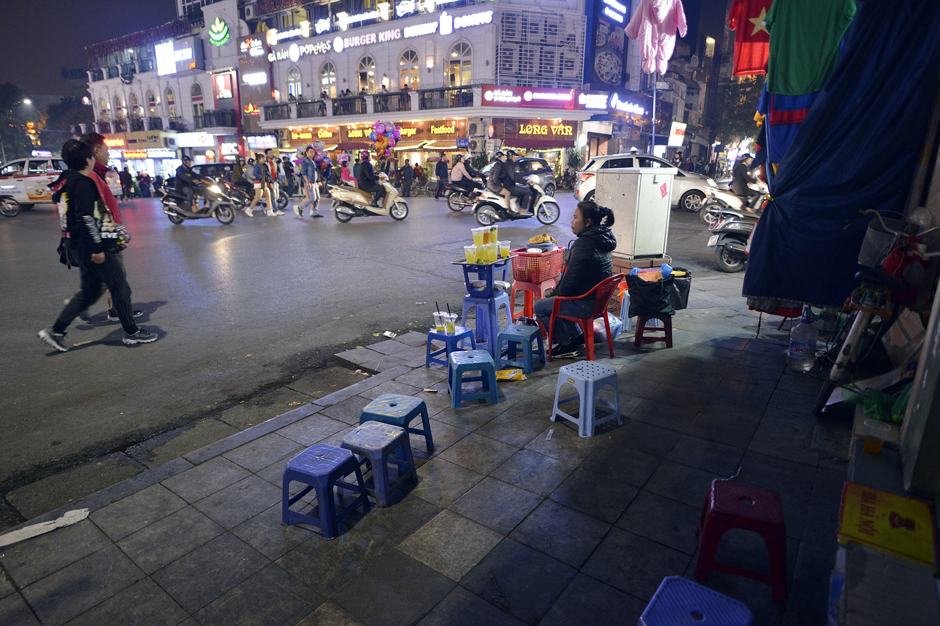 Hang rong,  shop quan ao di dong tran ngap via he anh 6