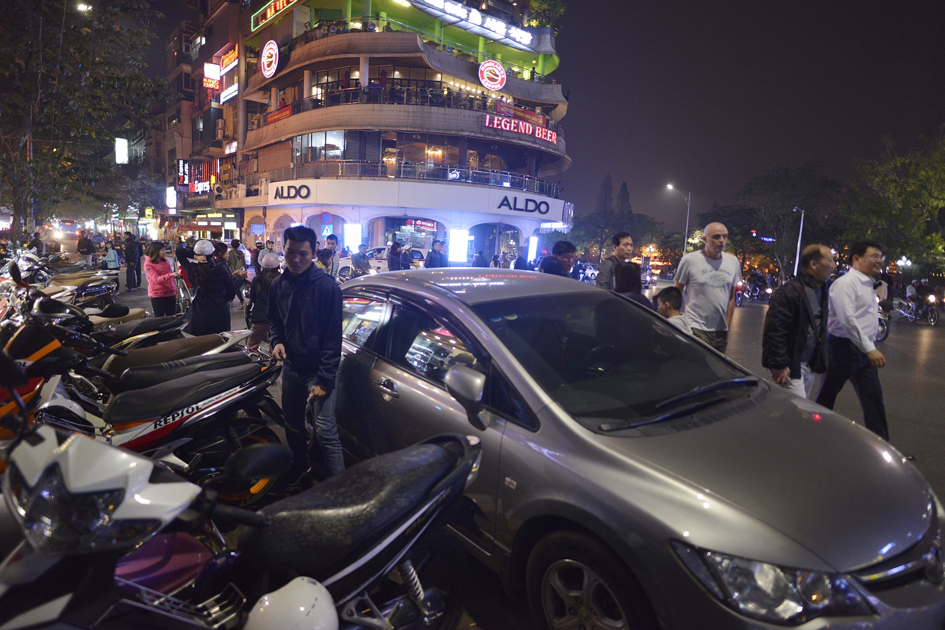 Hang rong,  shop quan ao di dong tran ngap via he anh 7