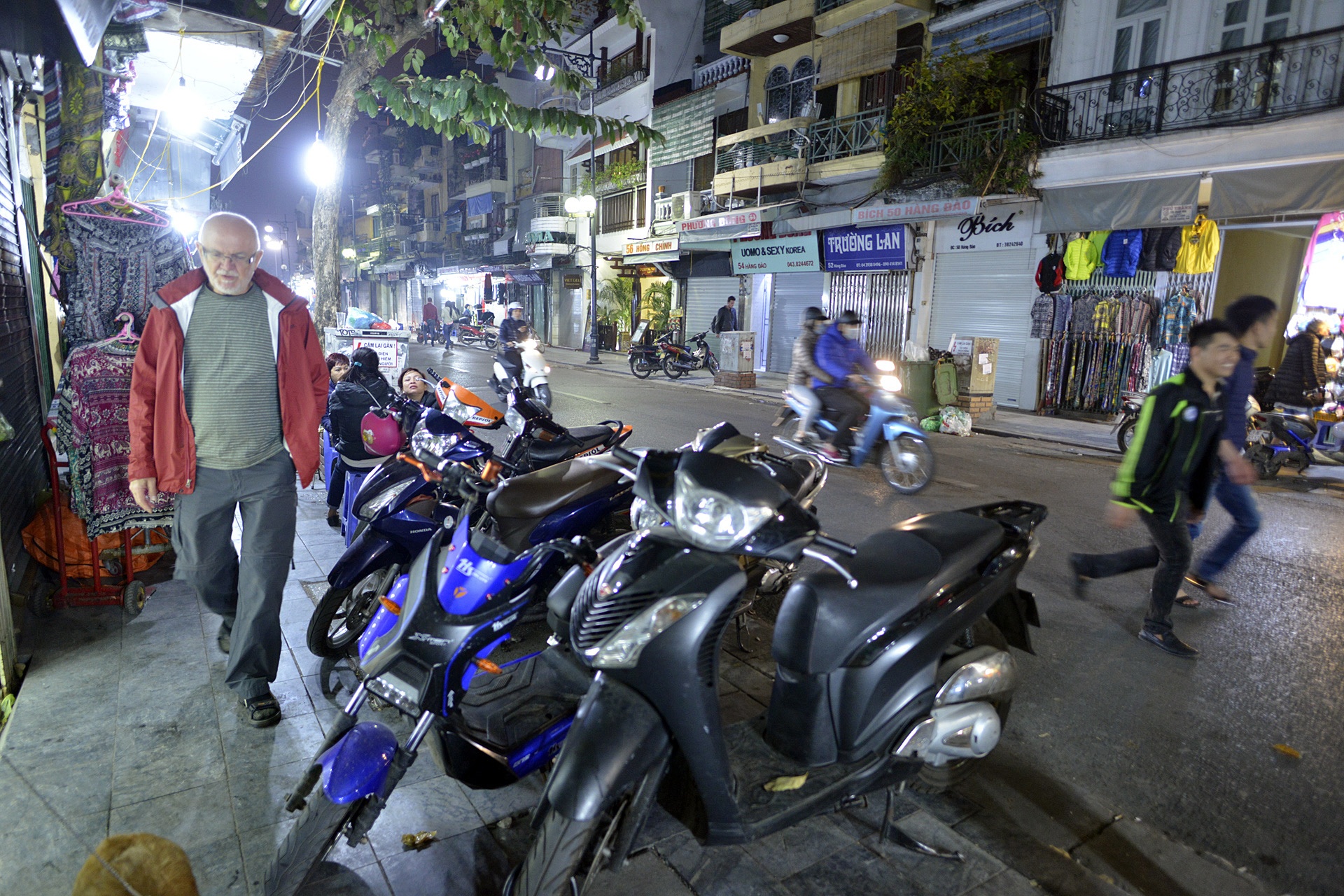 Via he trung tam Hoan Kiem khi man dem buong xuong hinh anh