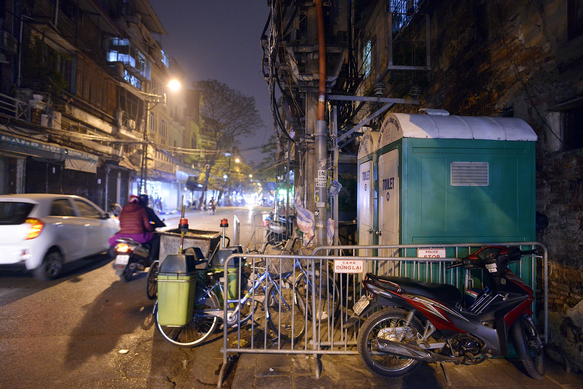 Hang rong,  shop quan ao di dong tran ngap via he anh 9