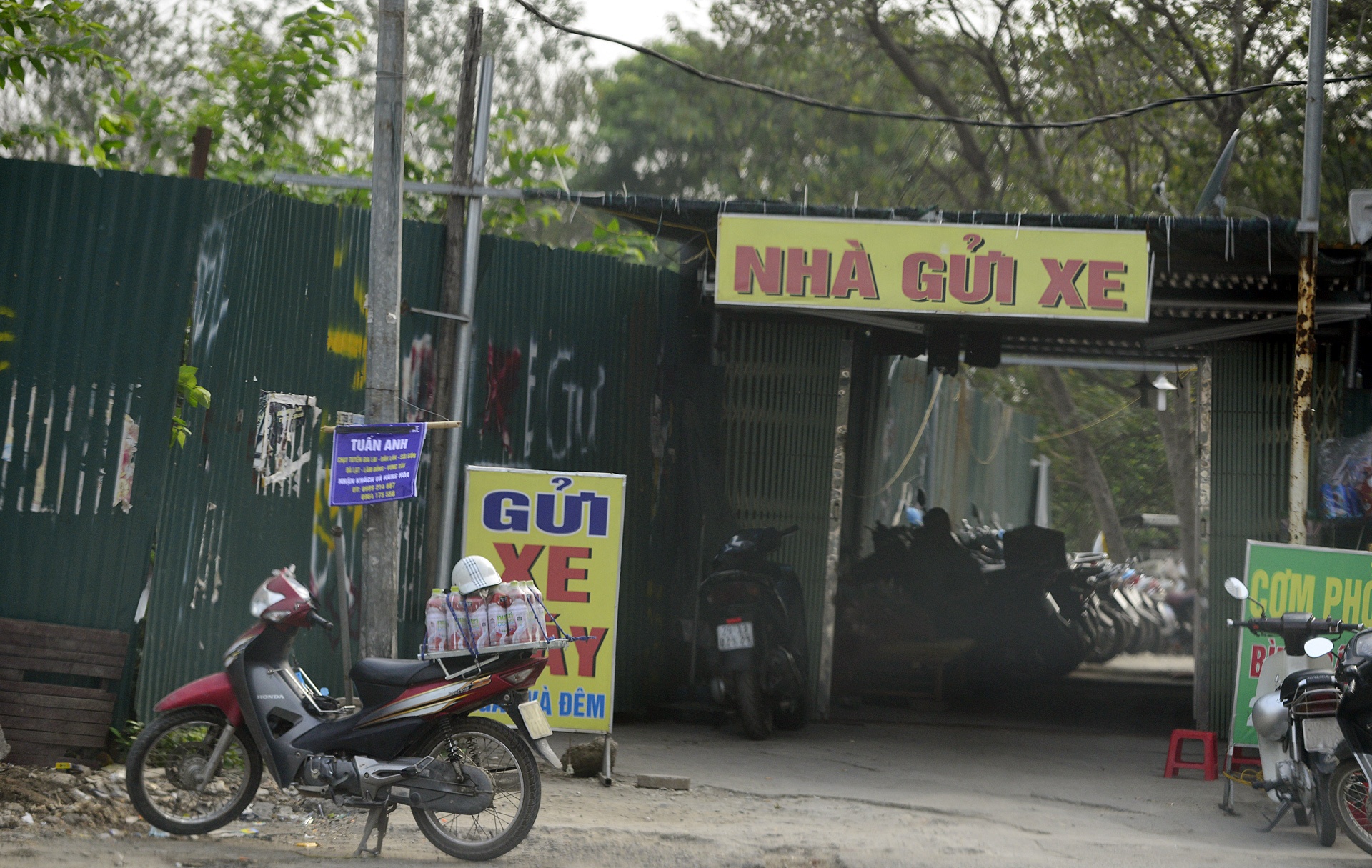 Bai xe quanh ben xe My Dinh anh 13