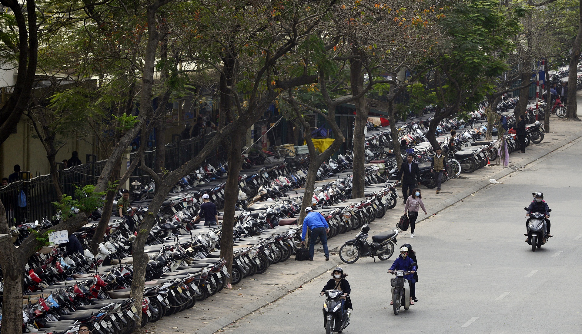 Bai xe quanh ben xe My Dinh anh 16