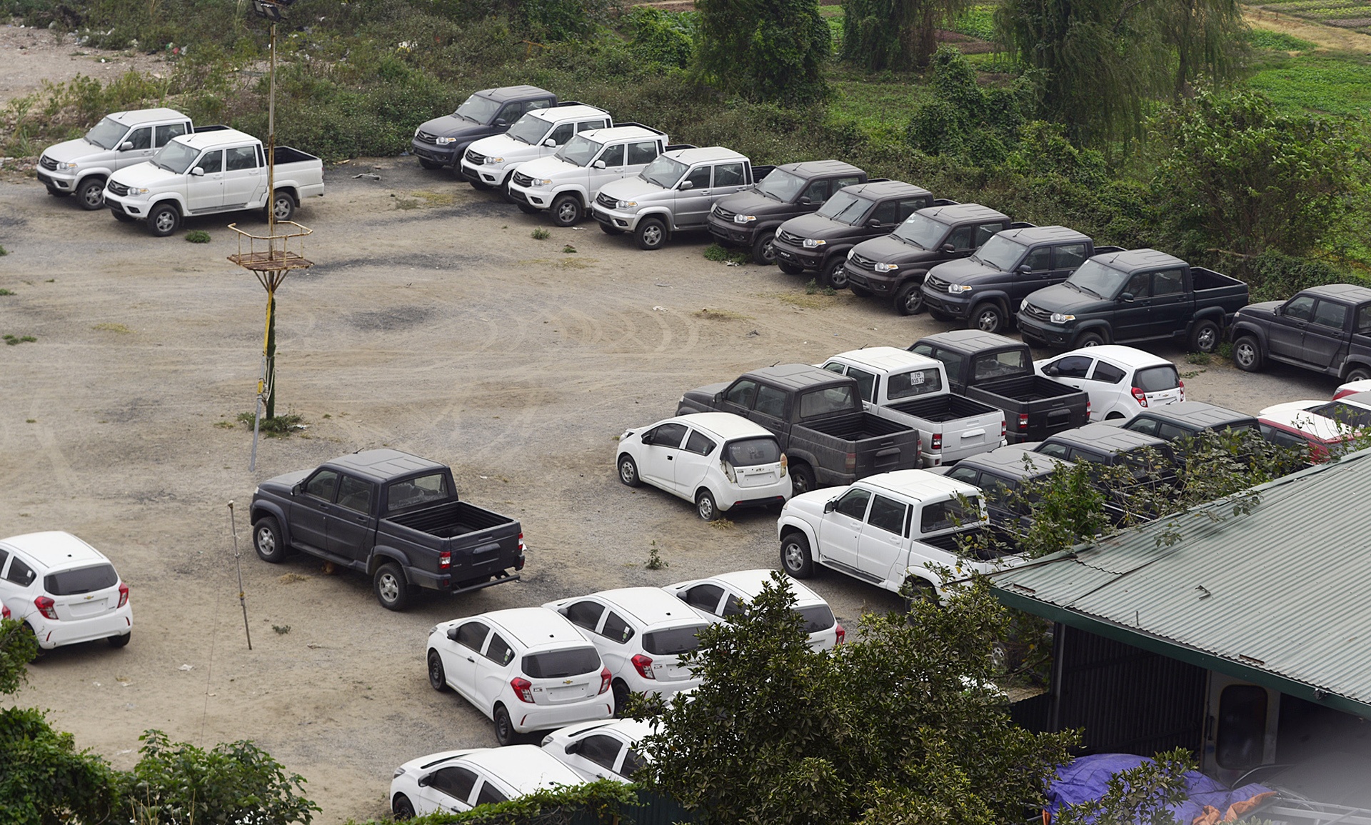 'Showroom' oto ngoai troi, bai trong xe vay quanh ben My Dinh hinh anh