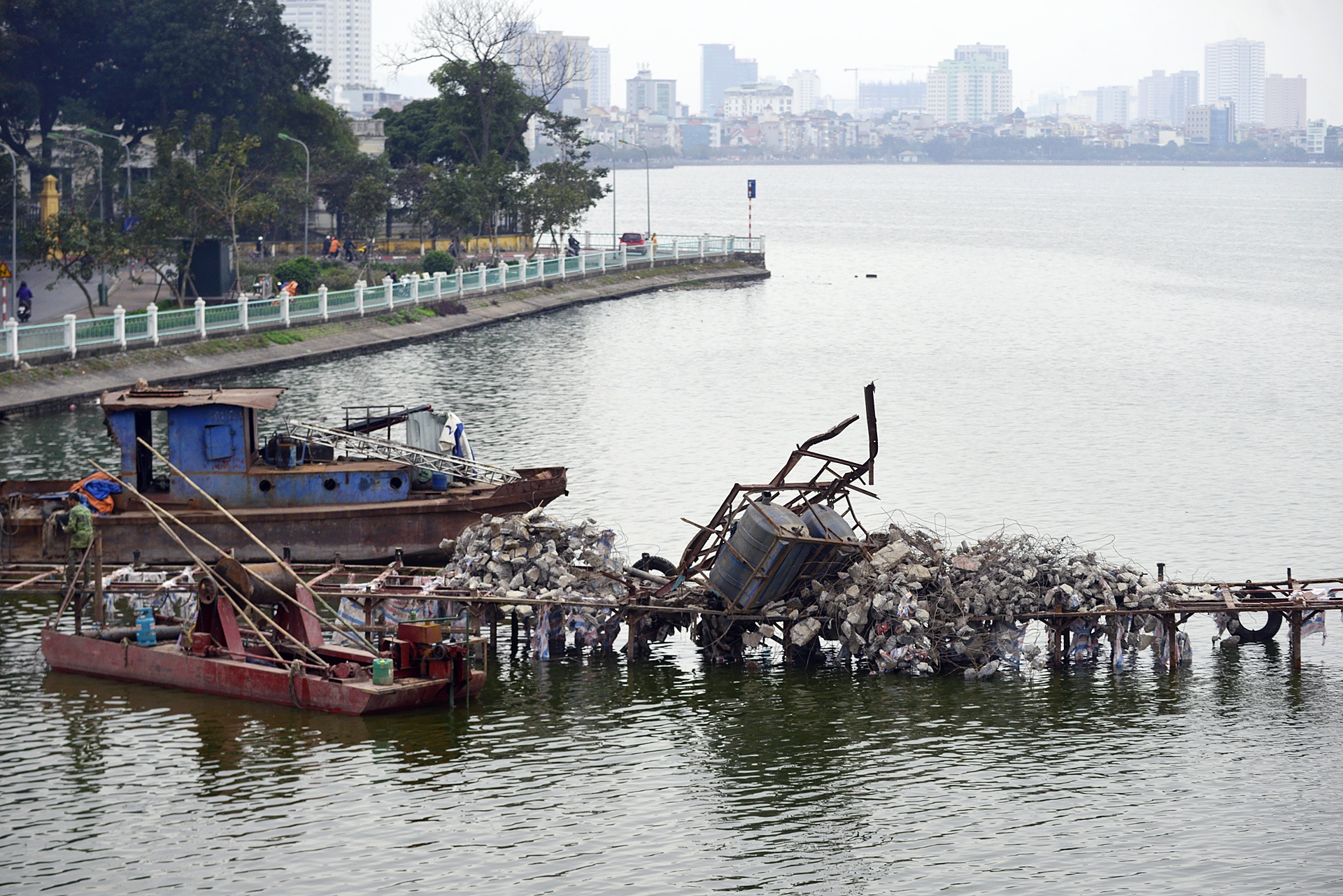 Nuoc ho Tay noi vang,  ruoi nhang bay khap noi anh 12