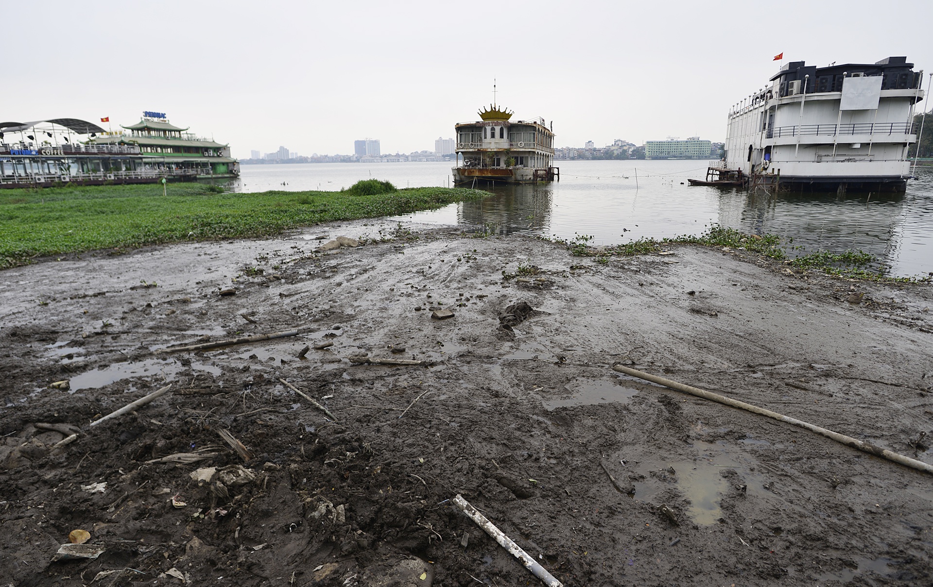Nuoc ho Tay noi vang,  ruoi nhang bay khap noi anh 1