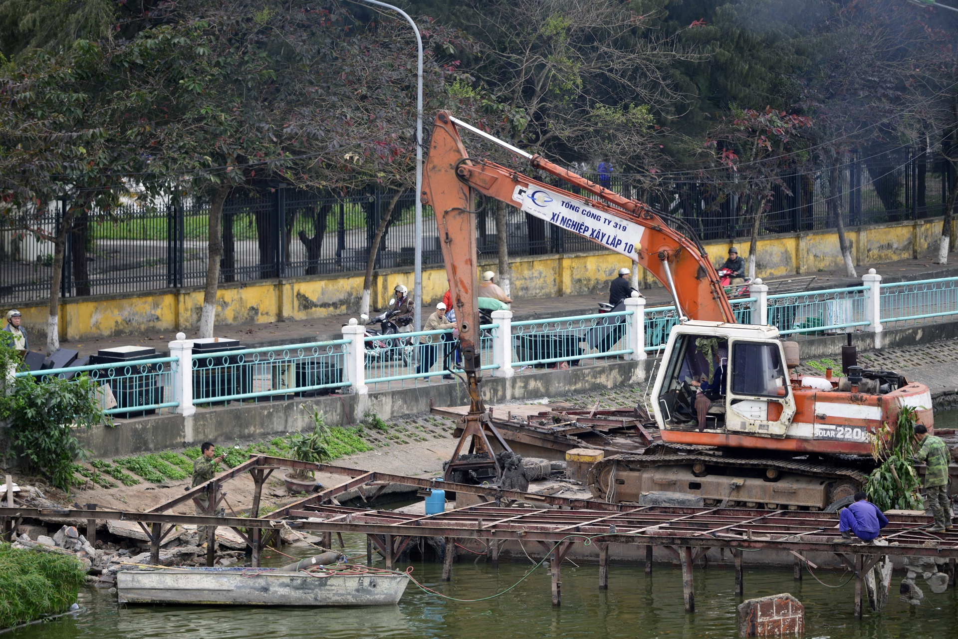 Nuoc ho Tay noi vang,  ruoi nhang bay khap noi anh 2
