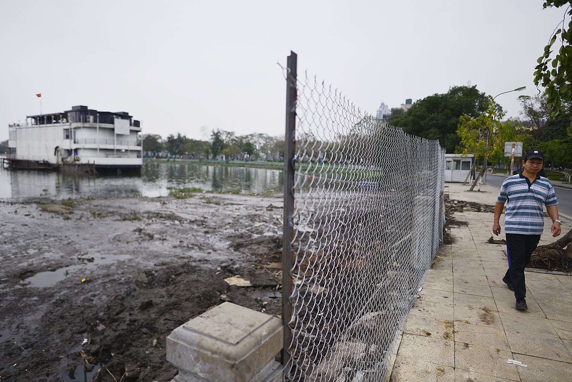 Nuoc ho Tay noi vang,  ruoi nhang bay khap noi anh 8