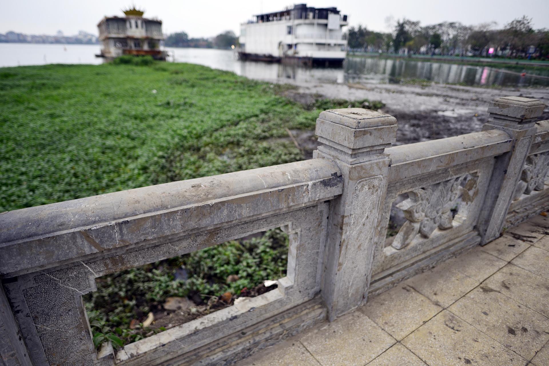 Nuoc ho Tay noi vang,  ruoi nhang bay khap noi anh 9
