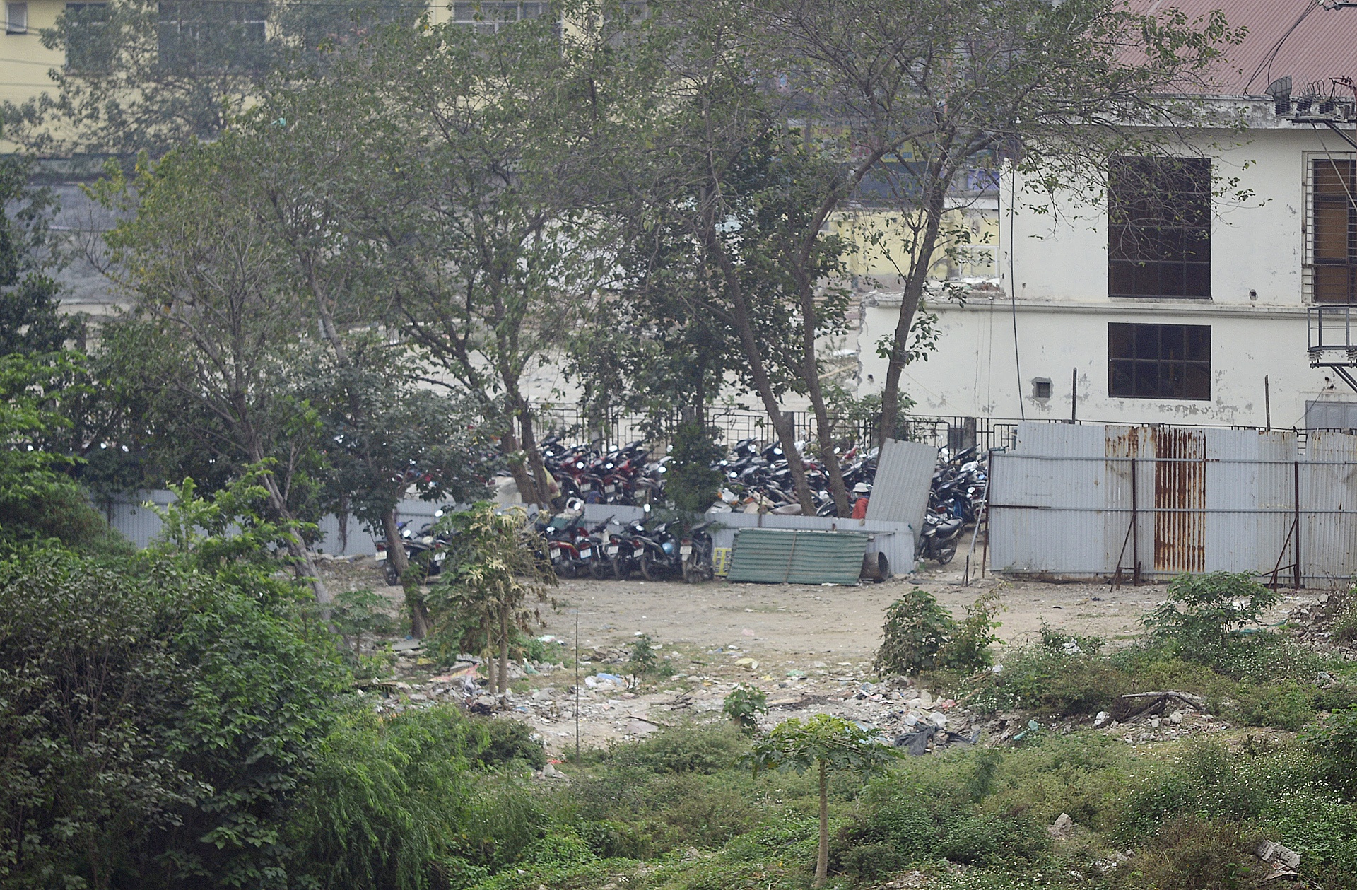 Bai trong xe canh ben My Dinh 'sach bong' xe anh 21