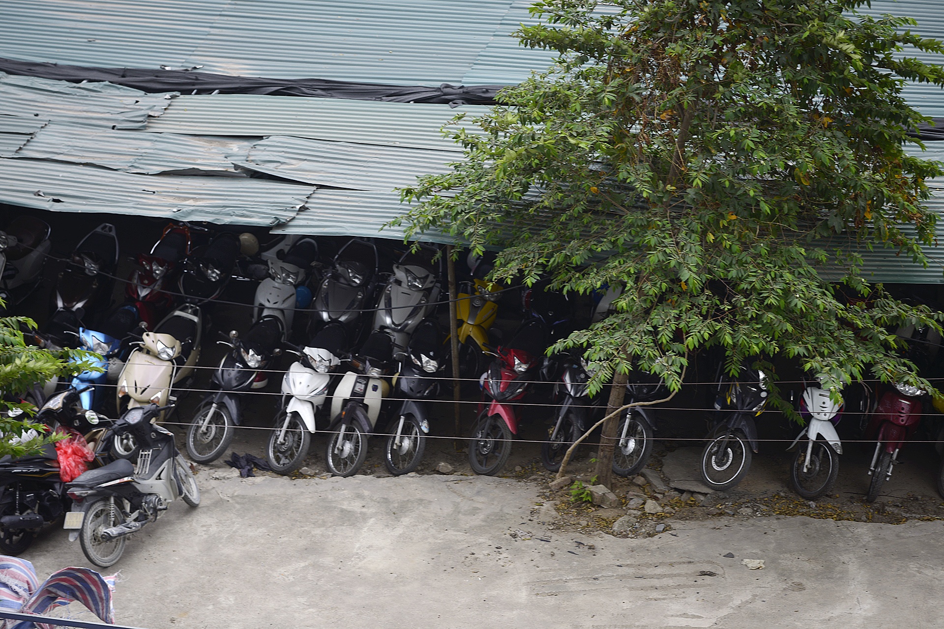 Bai trong xe canh ben My Dinh 'sach bong' xe anh 5