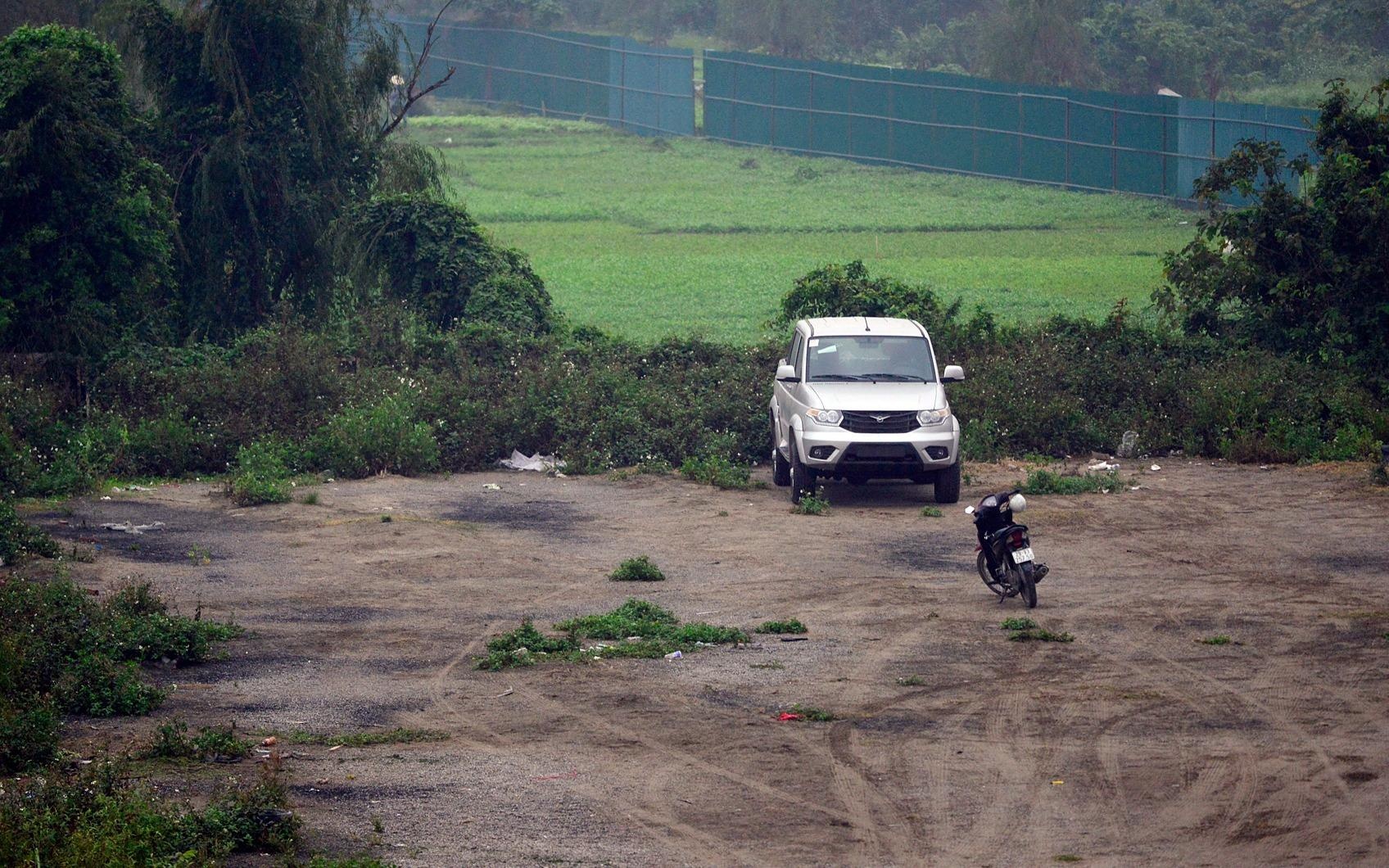 'Showroom' oto ngoai troi, bai giu xe gan My Dinh dot nhien bien mat hinh anh