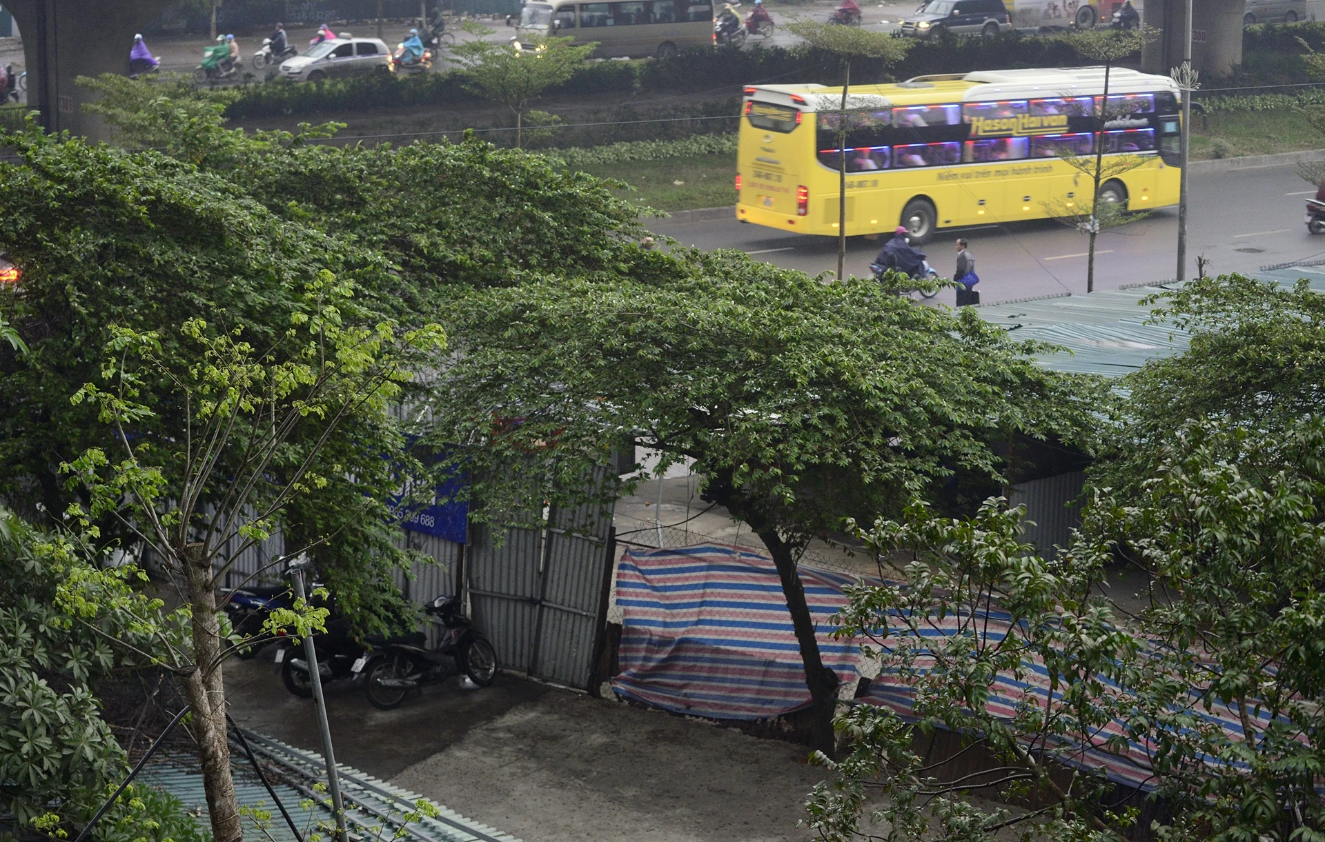 Bai trong xe canh ben My Dinh 'sach bong' xe anh 16