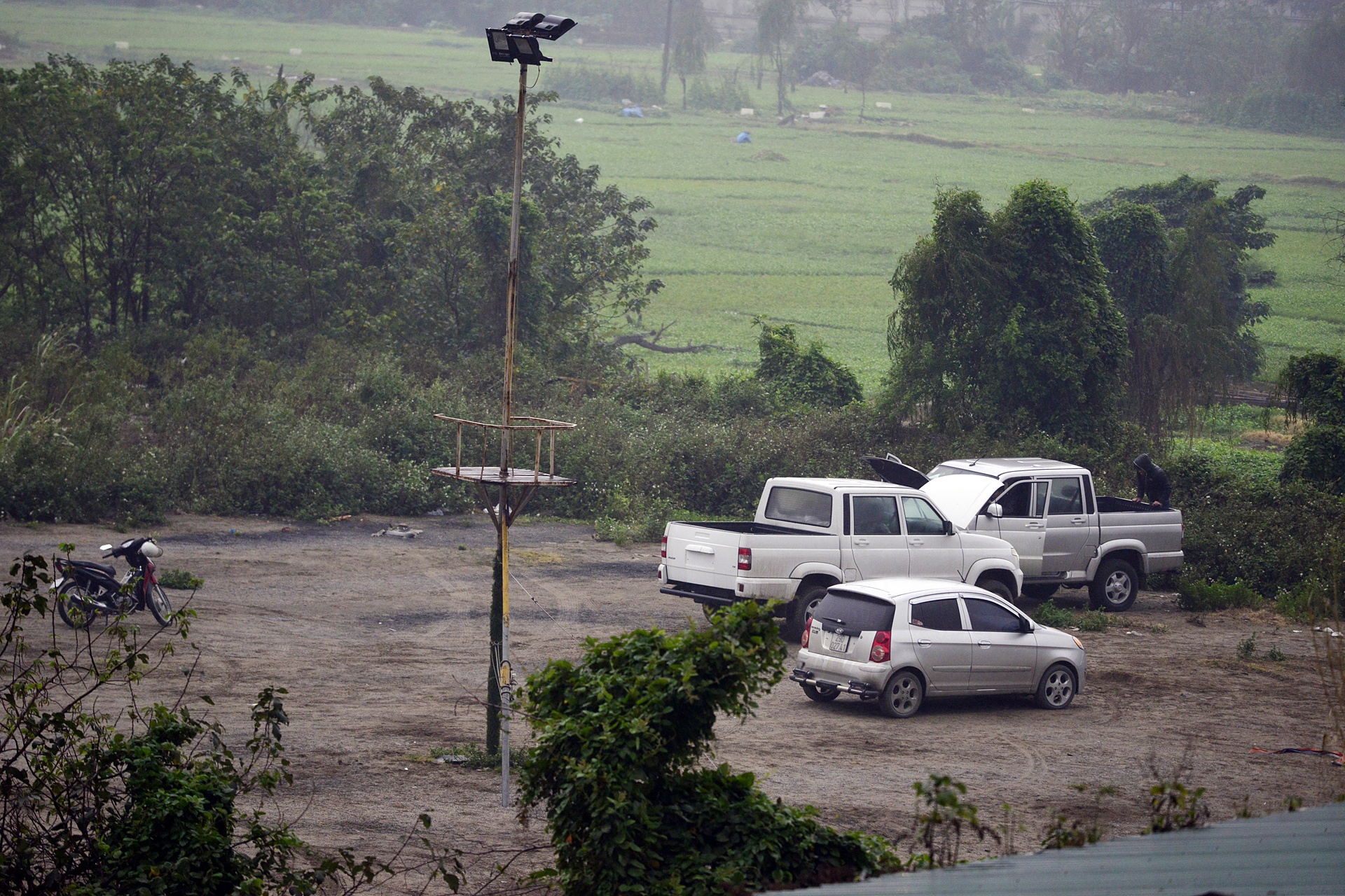 Bai trong xe canh ben My Dinh 'sach bong' xe anh 18