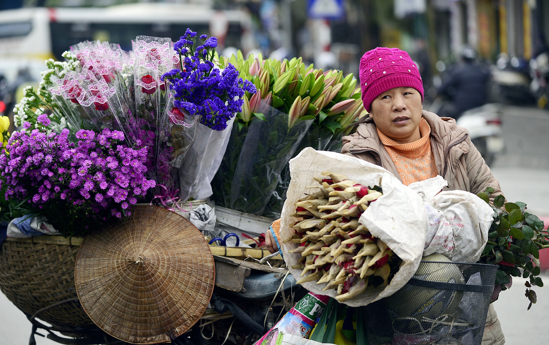 Khong khi 8/3 ron rang pho phuong anh 10