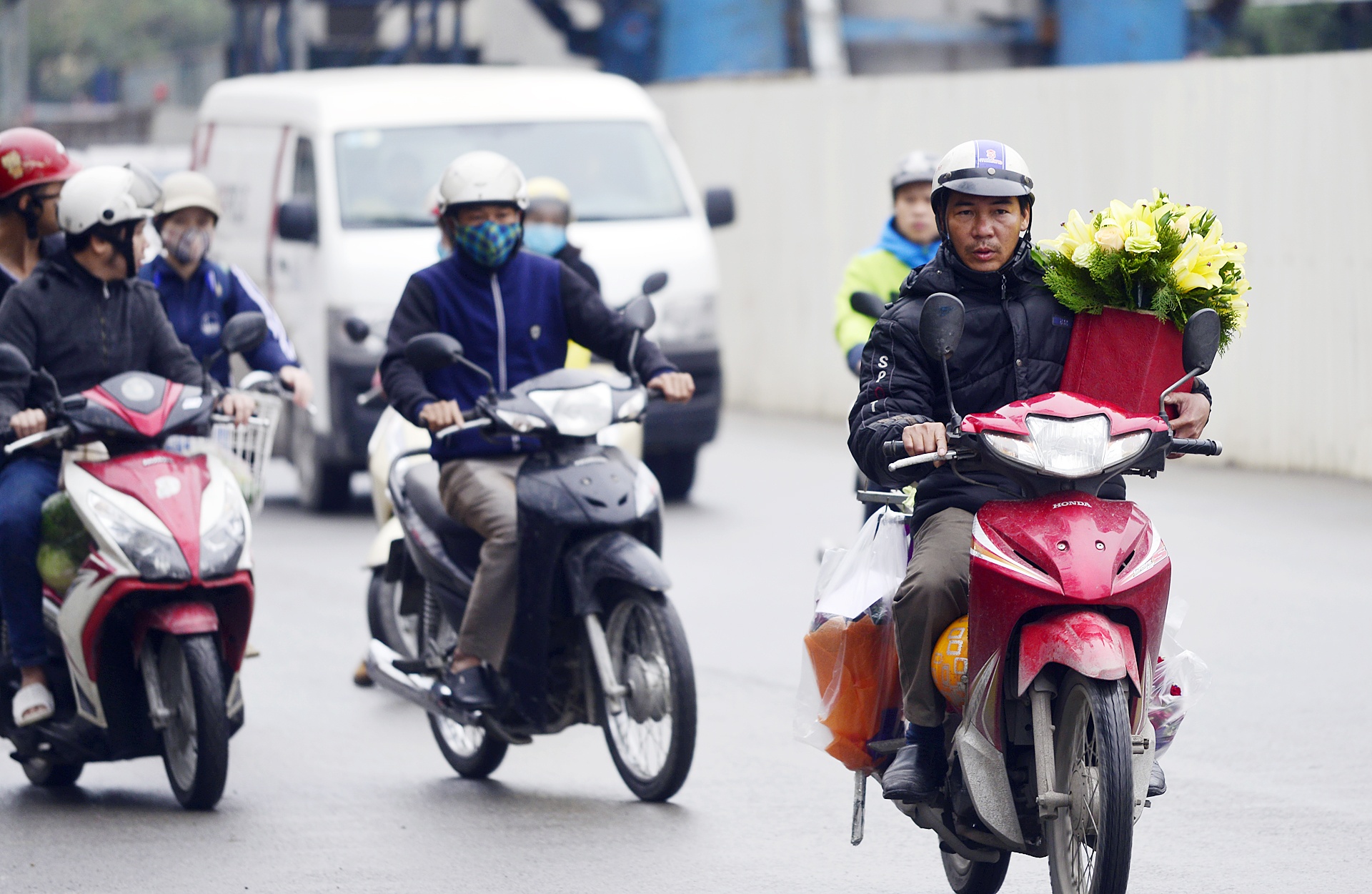 Khong khi 8/3 ron rang pho phuong anh 11