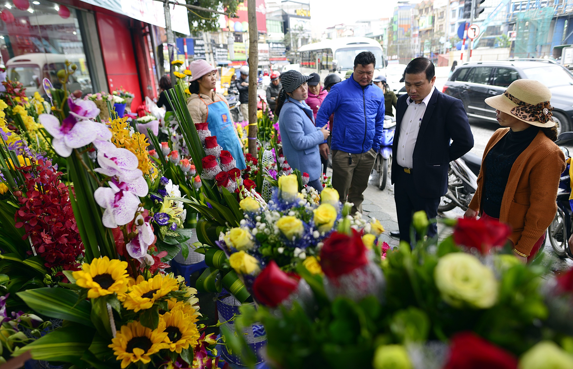 Khong khi 8/3 ron rang pho phuong anh 1