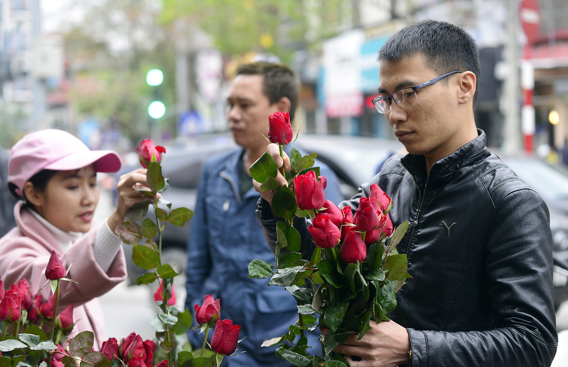 Khong khi 8/3 ron rang pho phuong anh 4