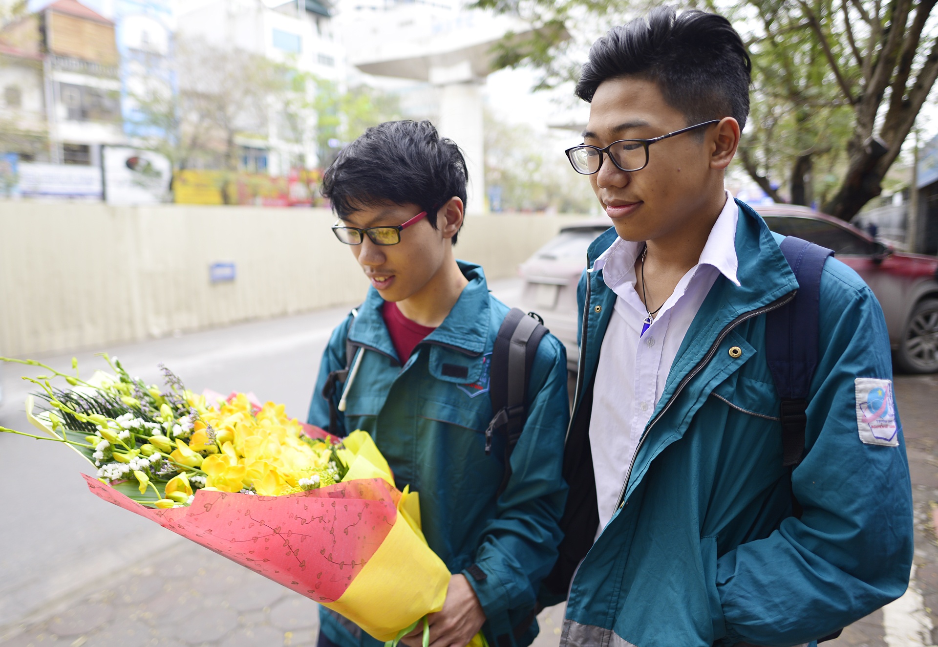 Khong khi 8/3 ron rang pho phuong anh 6