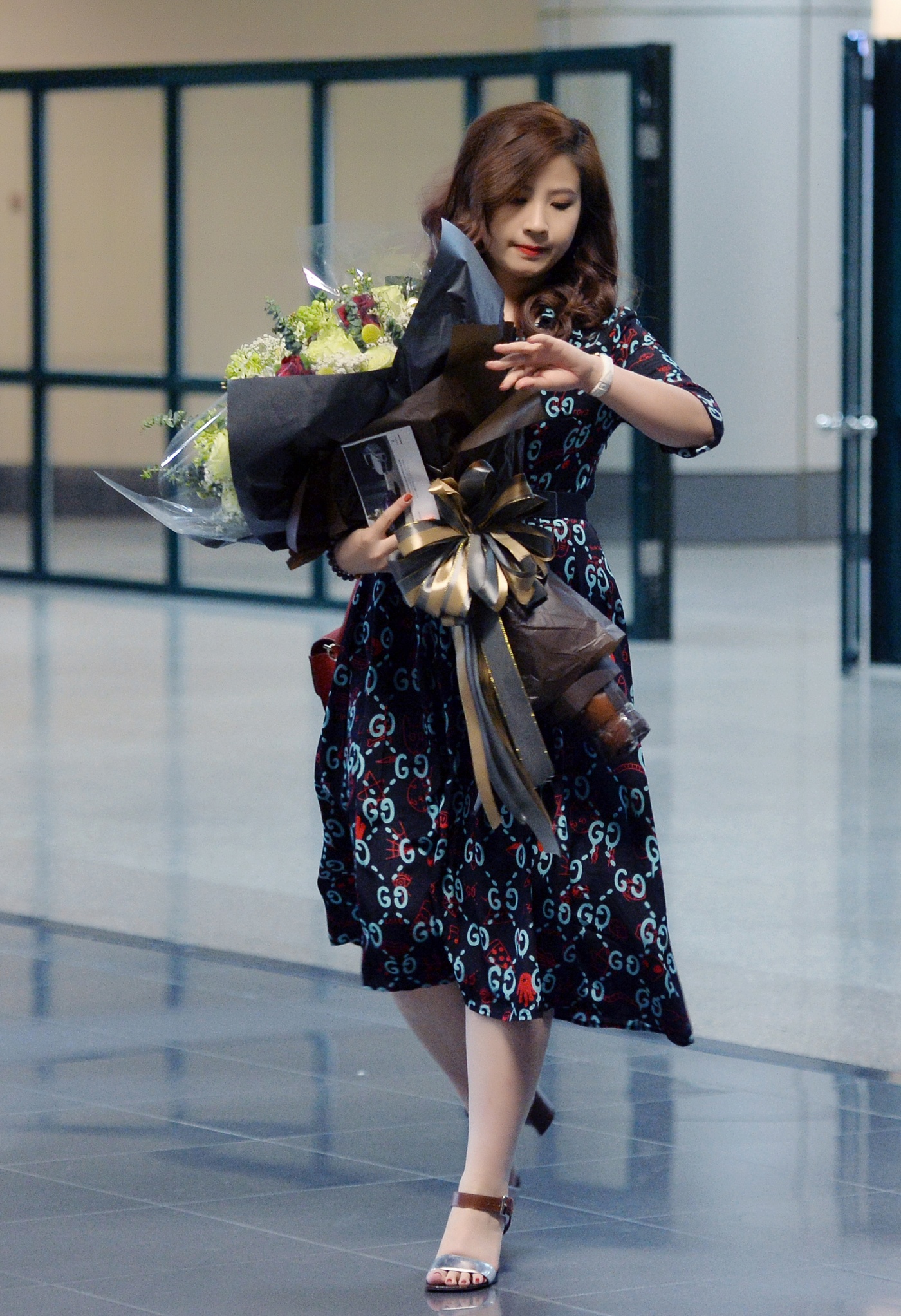 Khong khi 8/3 ron rang pho phuong anh 12