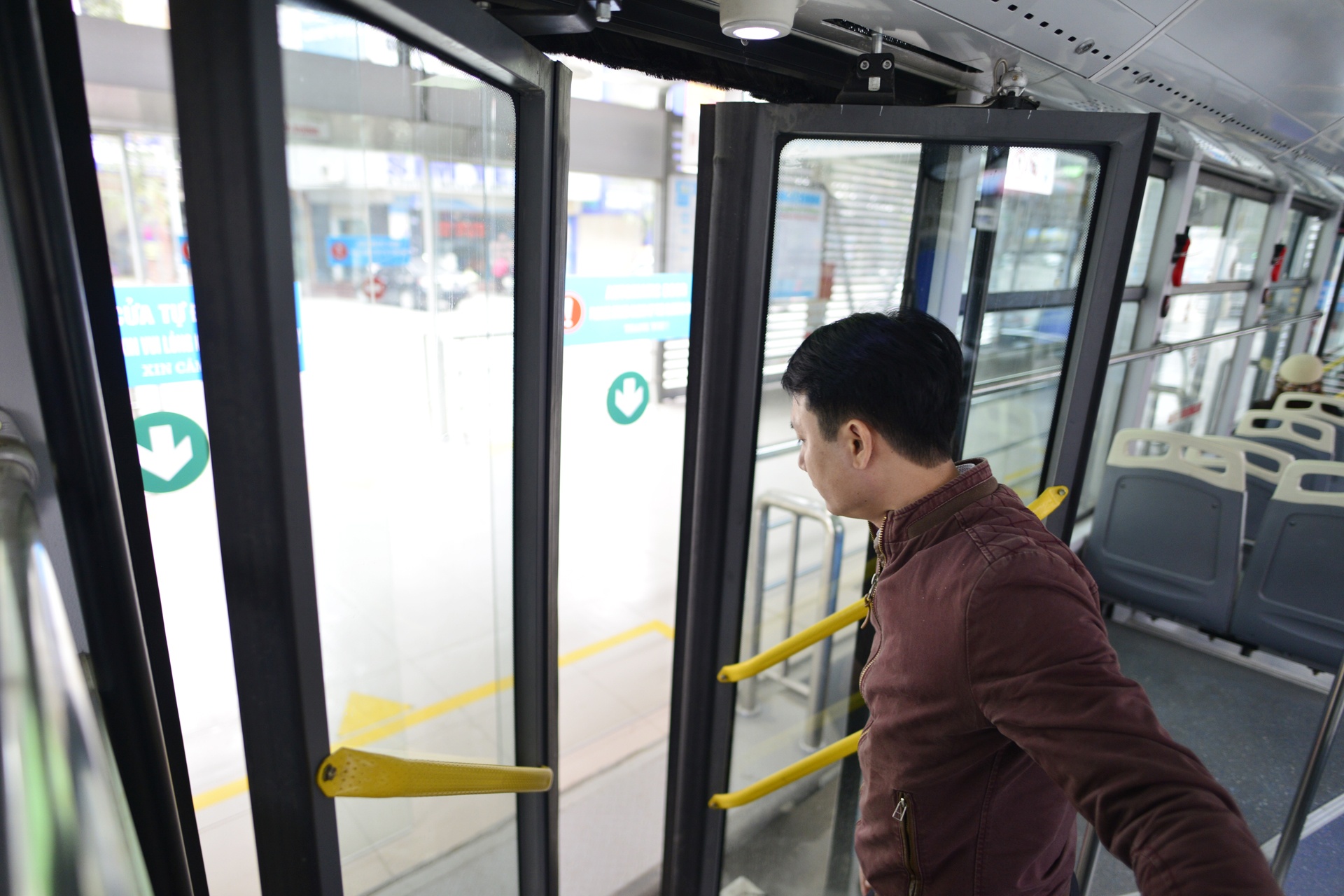 Can canh noi that xe buyt nhanh BRT anh 10