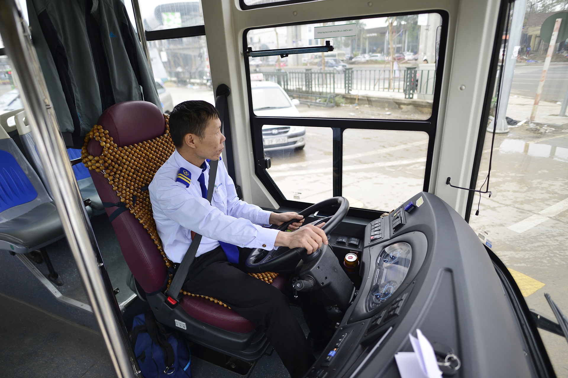 Can canh noi that xe buyt nhanh BRT anh 3