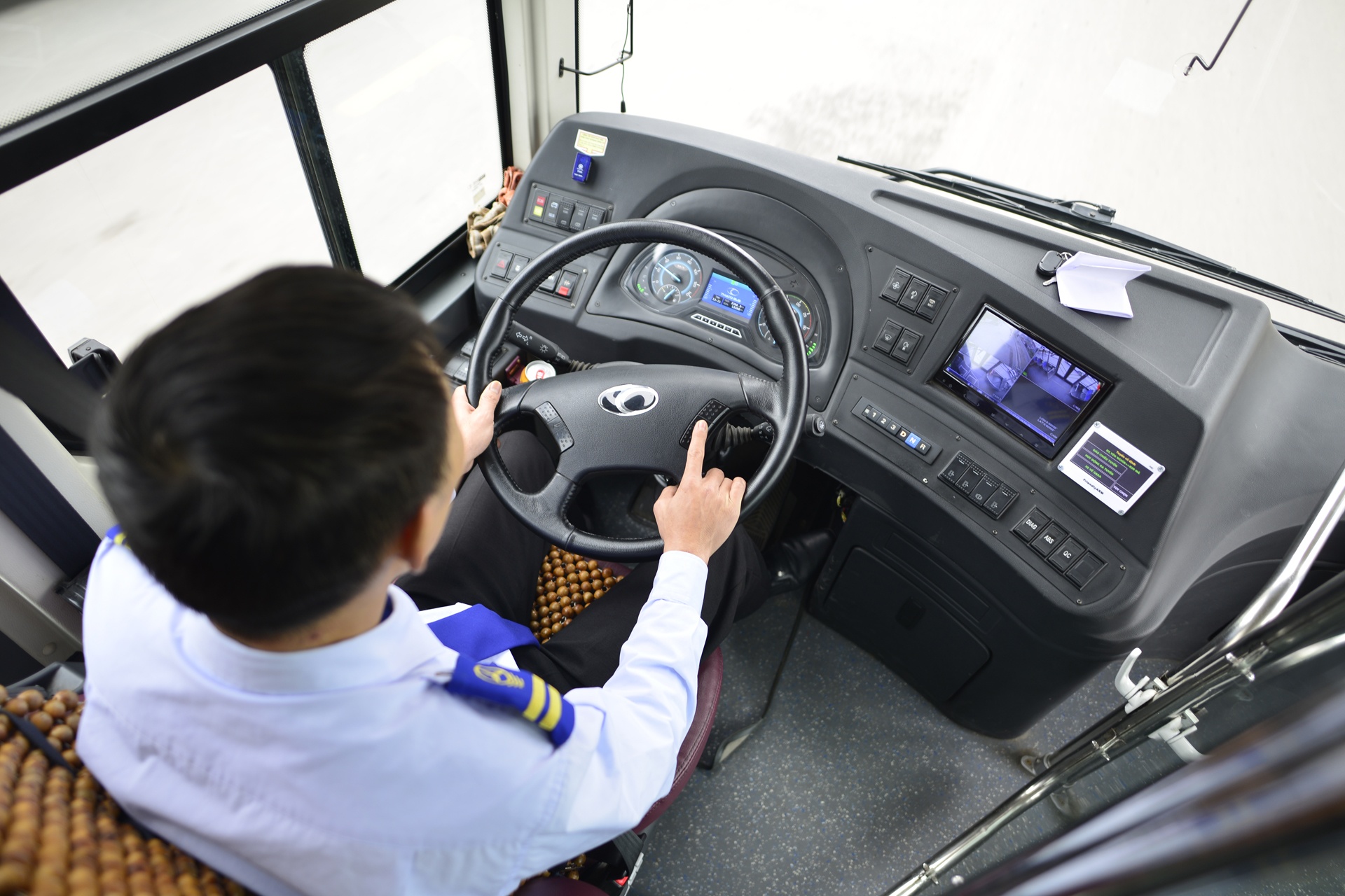 Can canh noi that xe buyt nhanh BRT anh 4