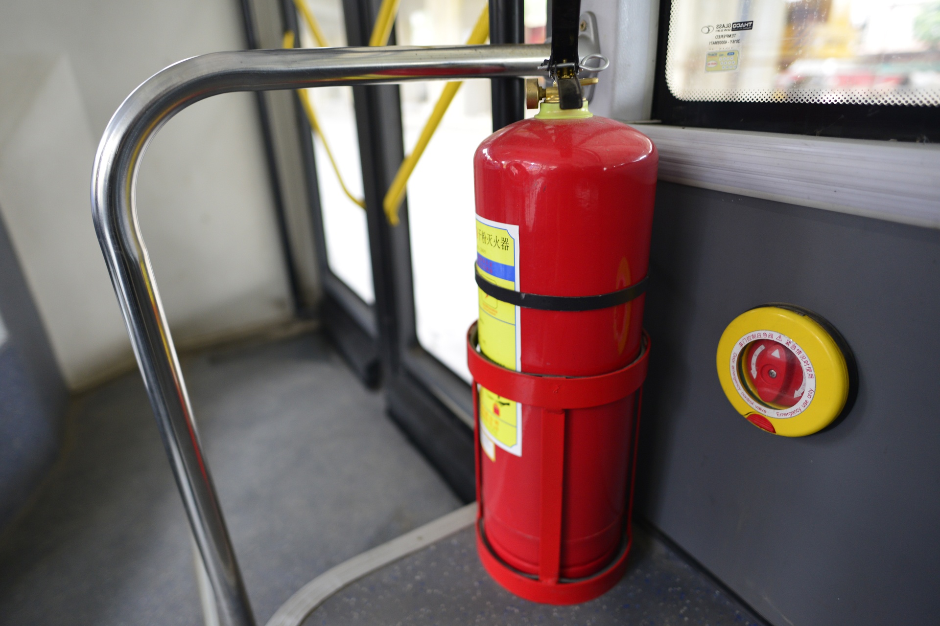 Can canh noi that xe buyt nhanh BRT anh 9