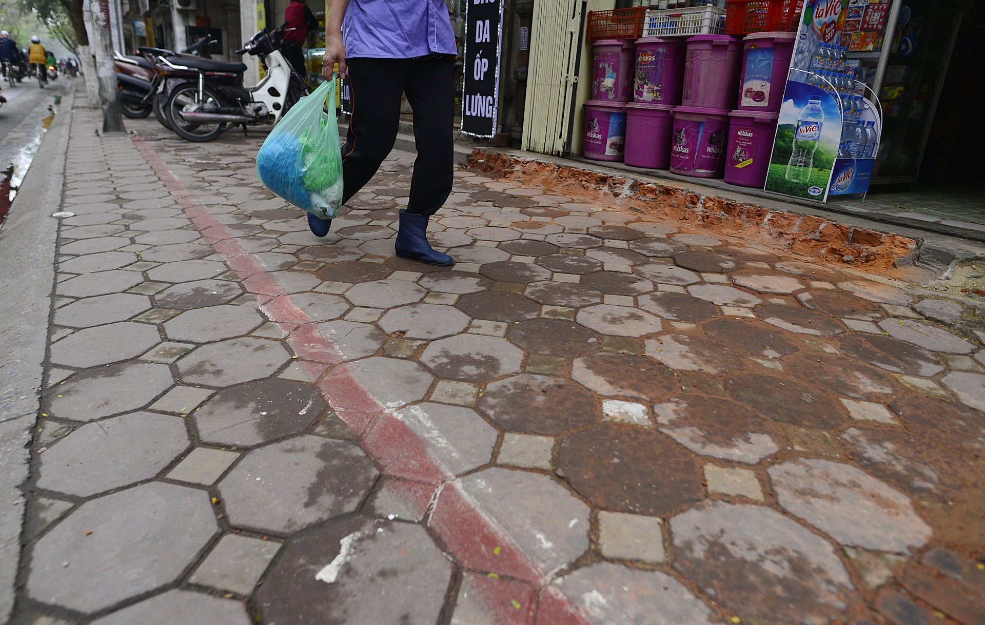 Gianh lai via he cho nguoi di bo tren pho Doi Can anh 1