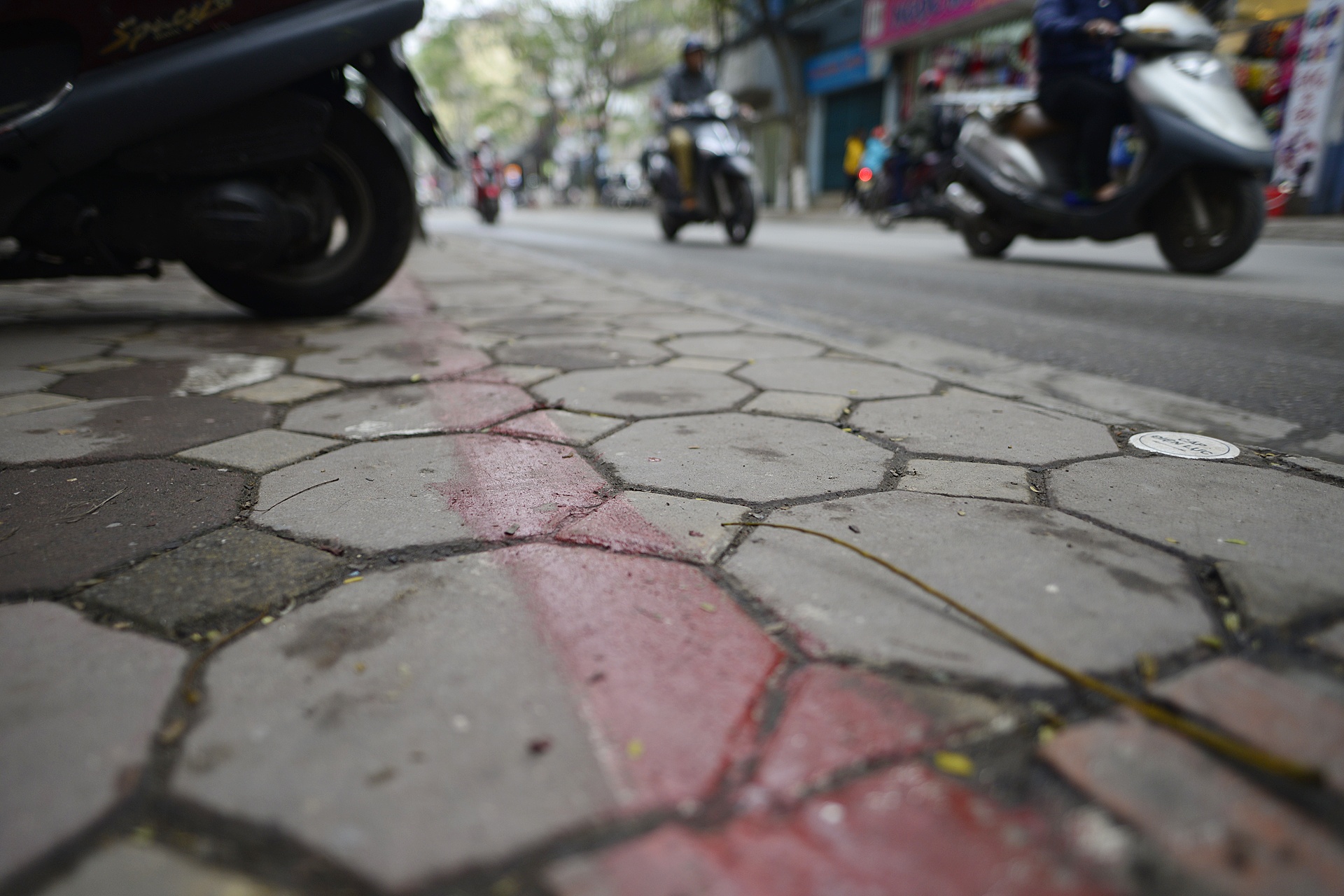 Gianh lai via he cho nguoi di bo tren pho Doi Can anh 3