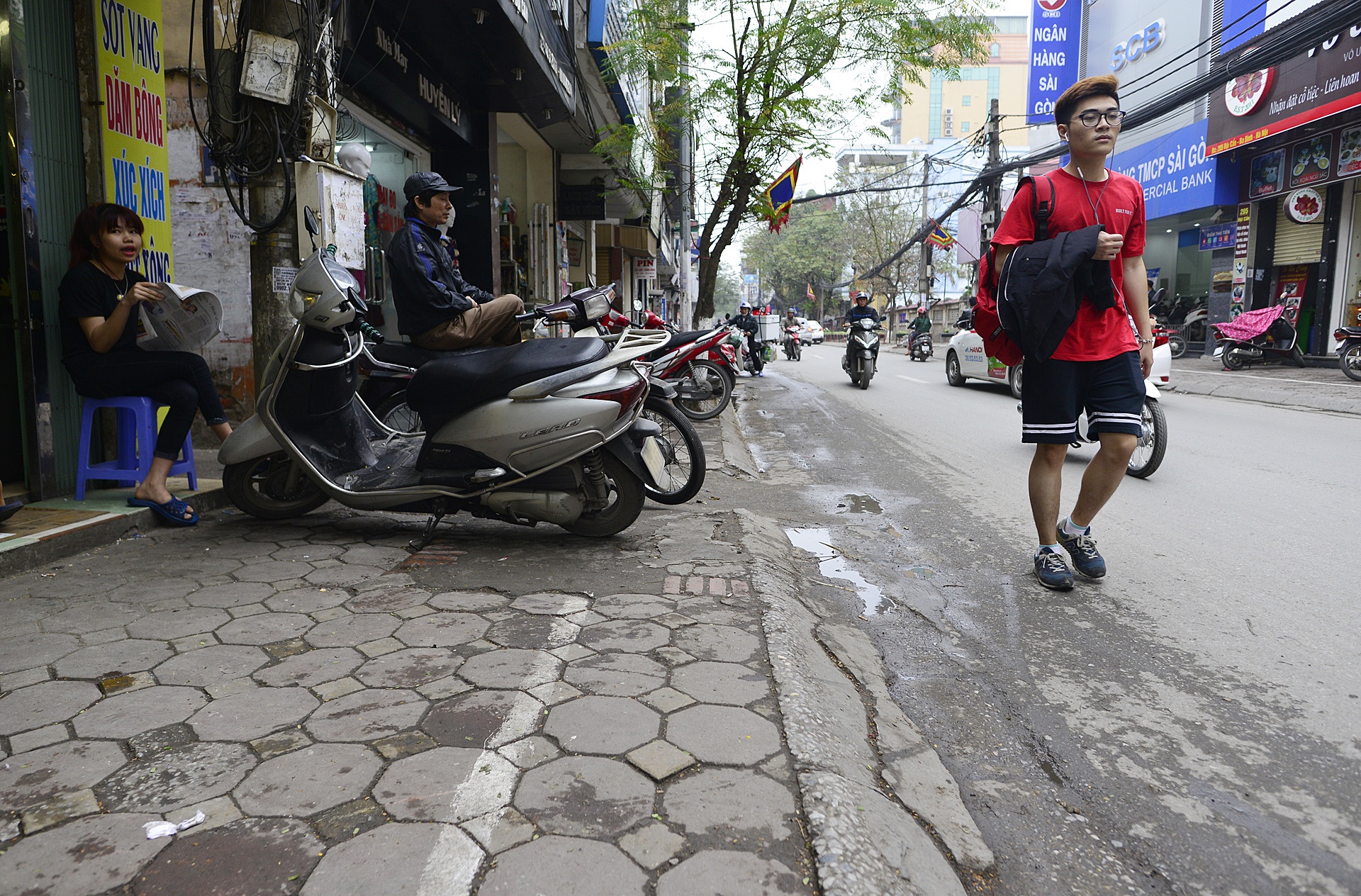 Gianh lai via he cho nguoi di bo tren pho Doi Can anh 4