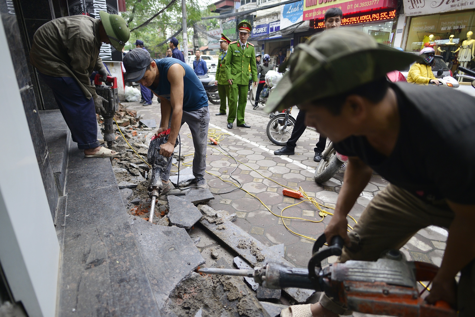 Gianh lai via he cho nguoi di bo tren pho Doi Can anh 5