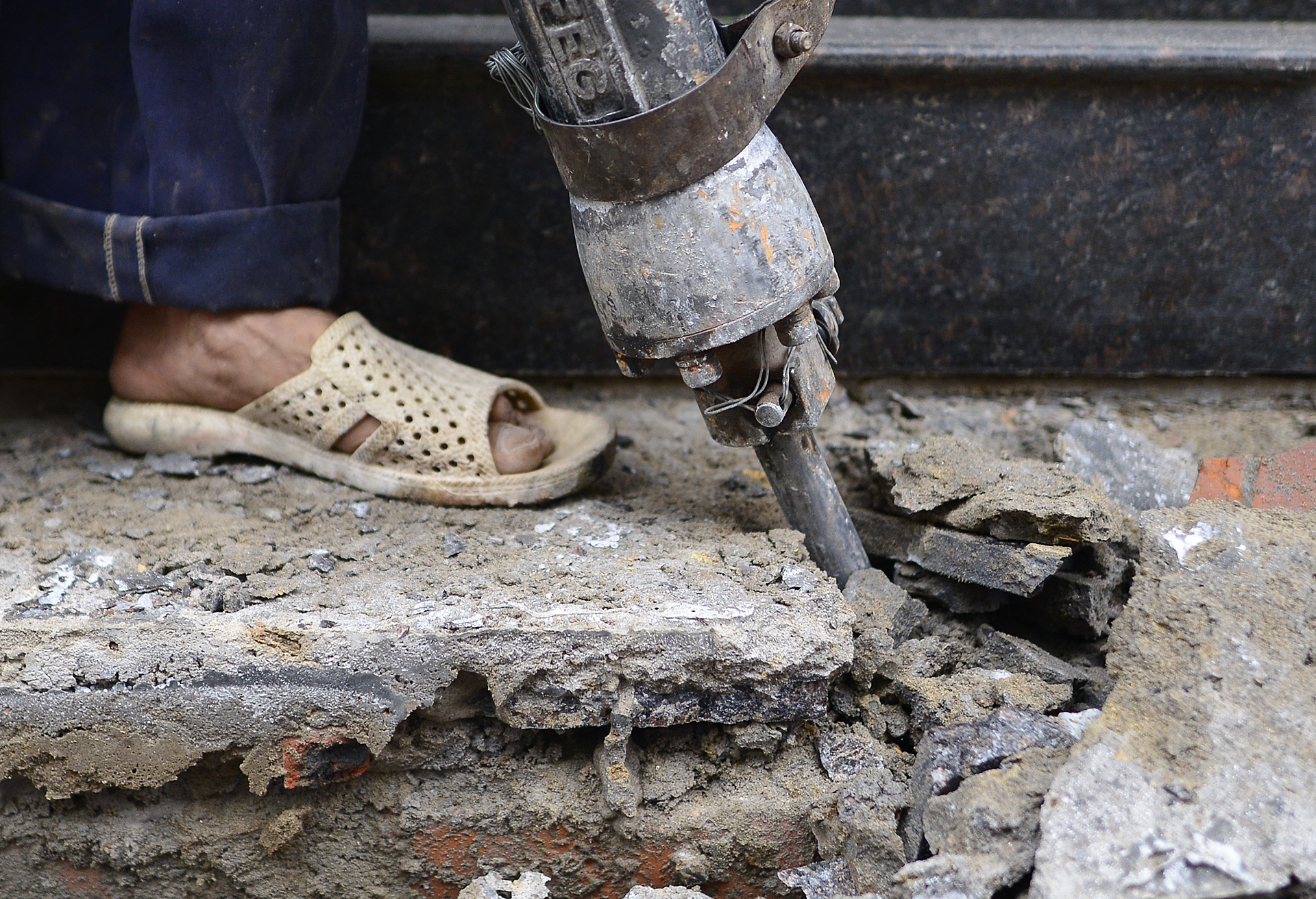 Gianh lai via he cho nguoi di bo tren pho Doi Can anh 6
