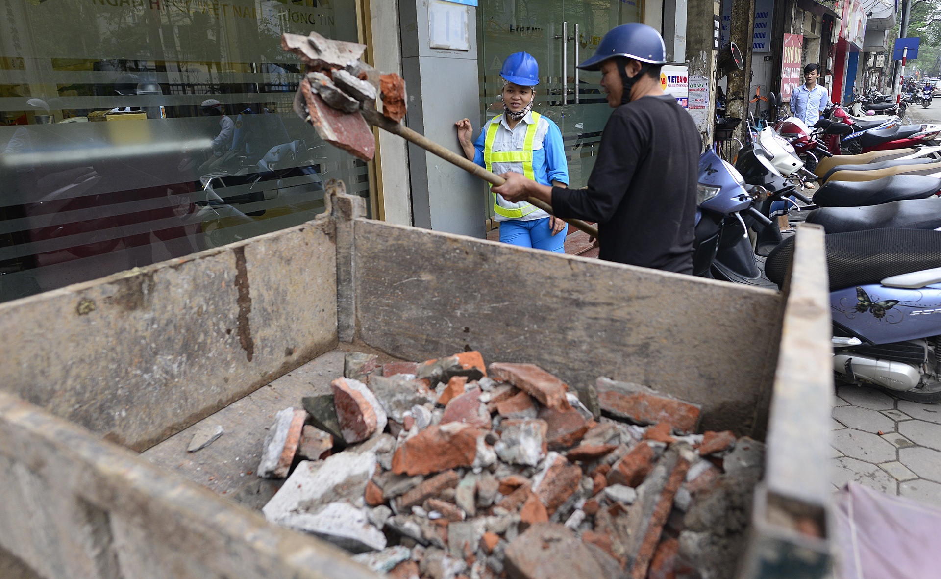 Gianh lai via he cho nguoi di bo tren pho Doi Can anh 7