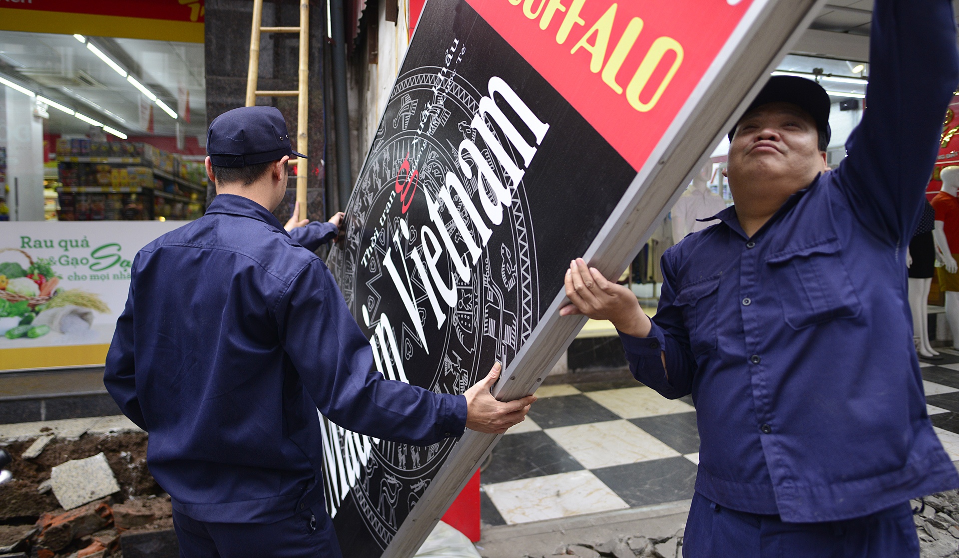 Gianh lai via he cho nguoi di bo tren pho Doi Can anh 8