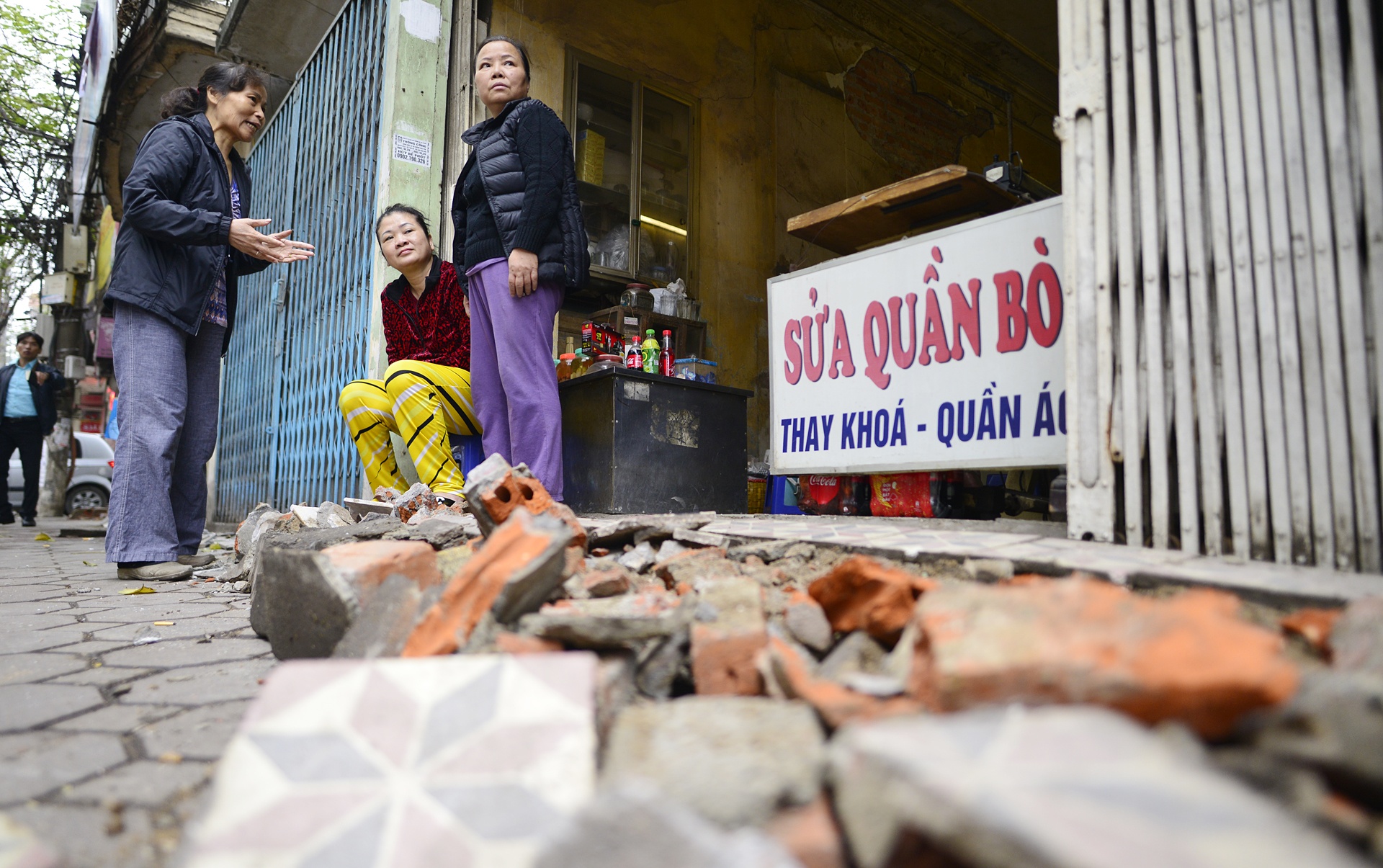 Gianh lai via he cho nguoi di bo tren pho Doi Can anh 9