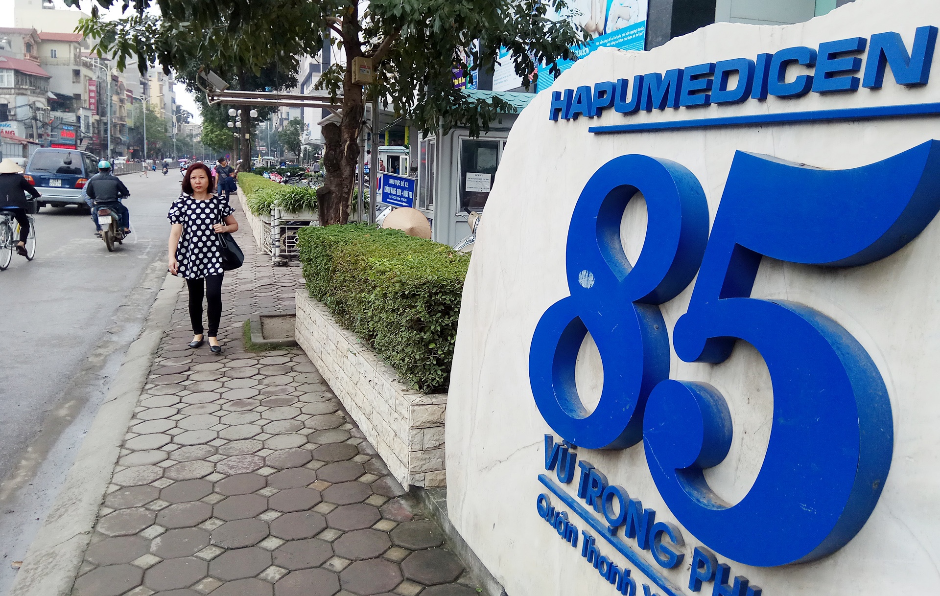 Khach san,  cao oc lan chiem do xe via he anh 10