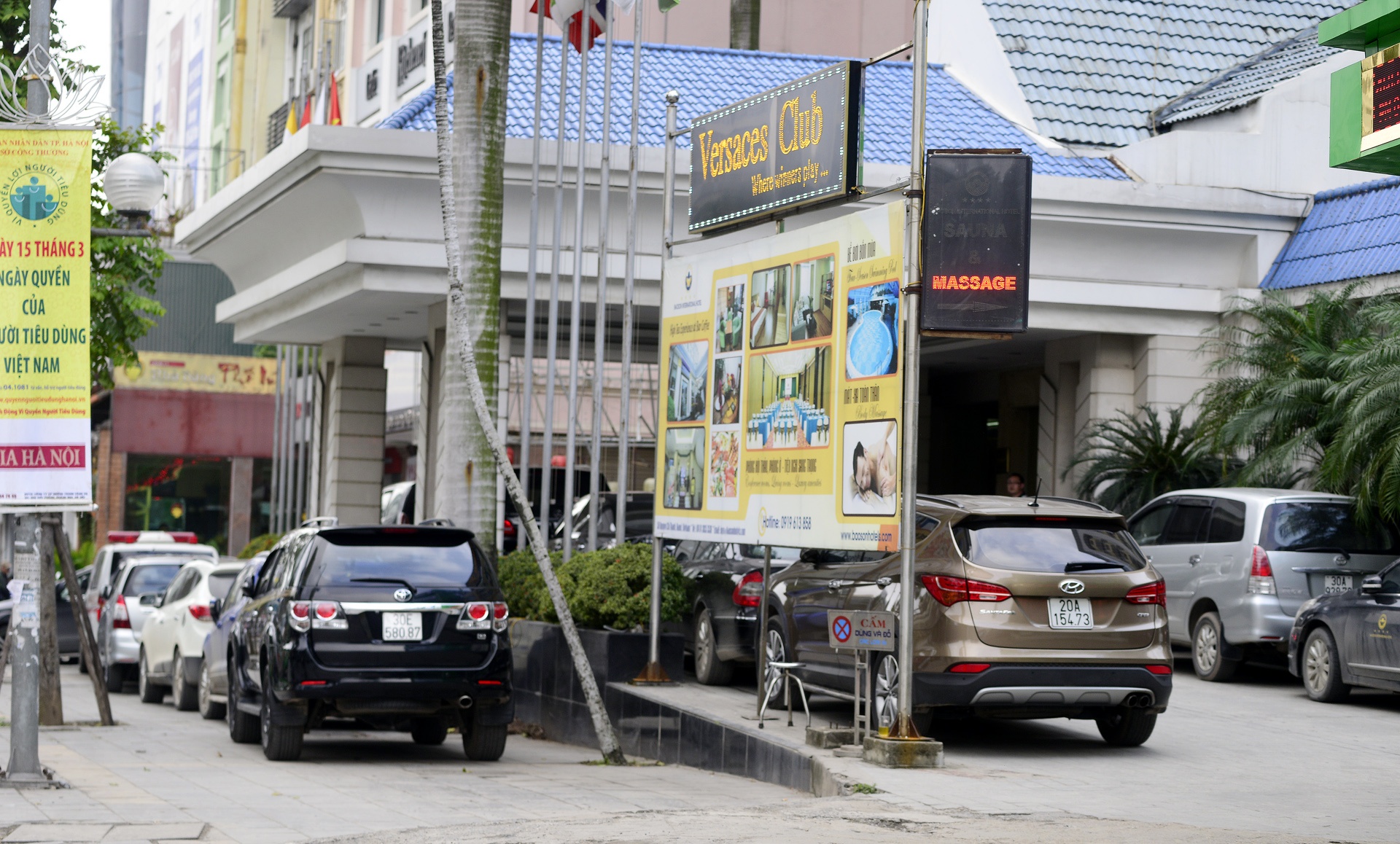 Khach san,  cao oc lan chiem do xe via he anh 11