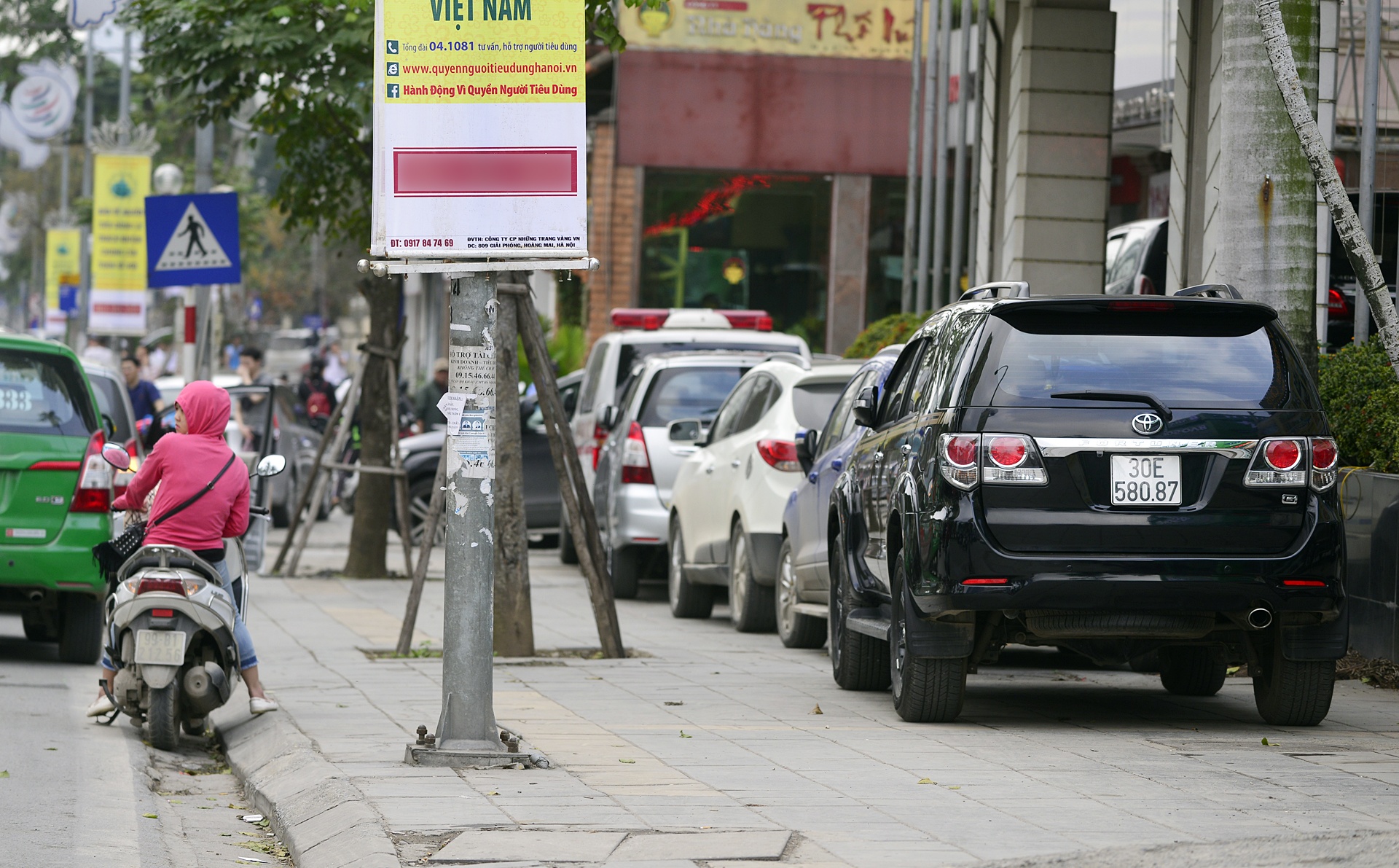 Khach san,  cao oc lan chiem do xe via he anh 12