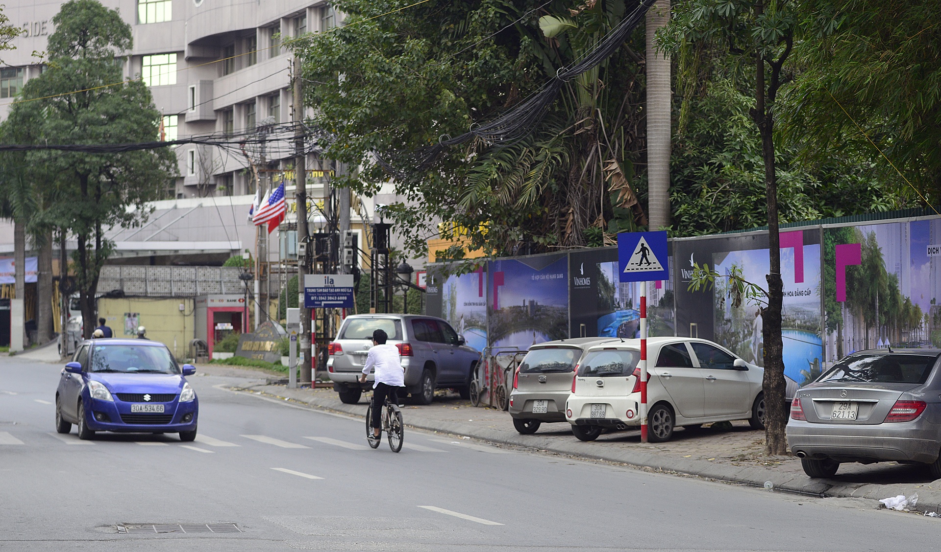 Khach san,  cao oc lan chiem do xe via he anh 13