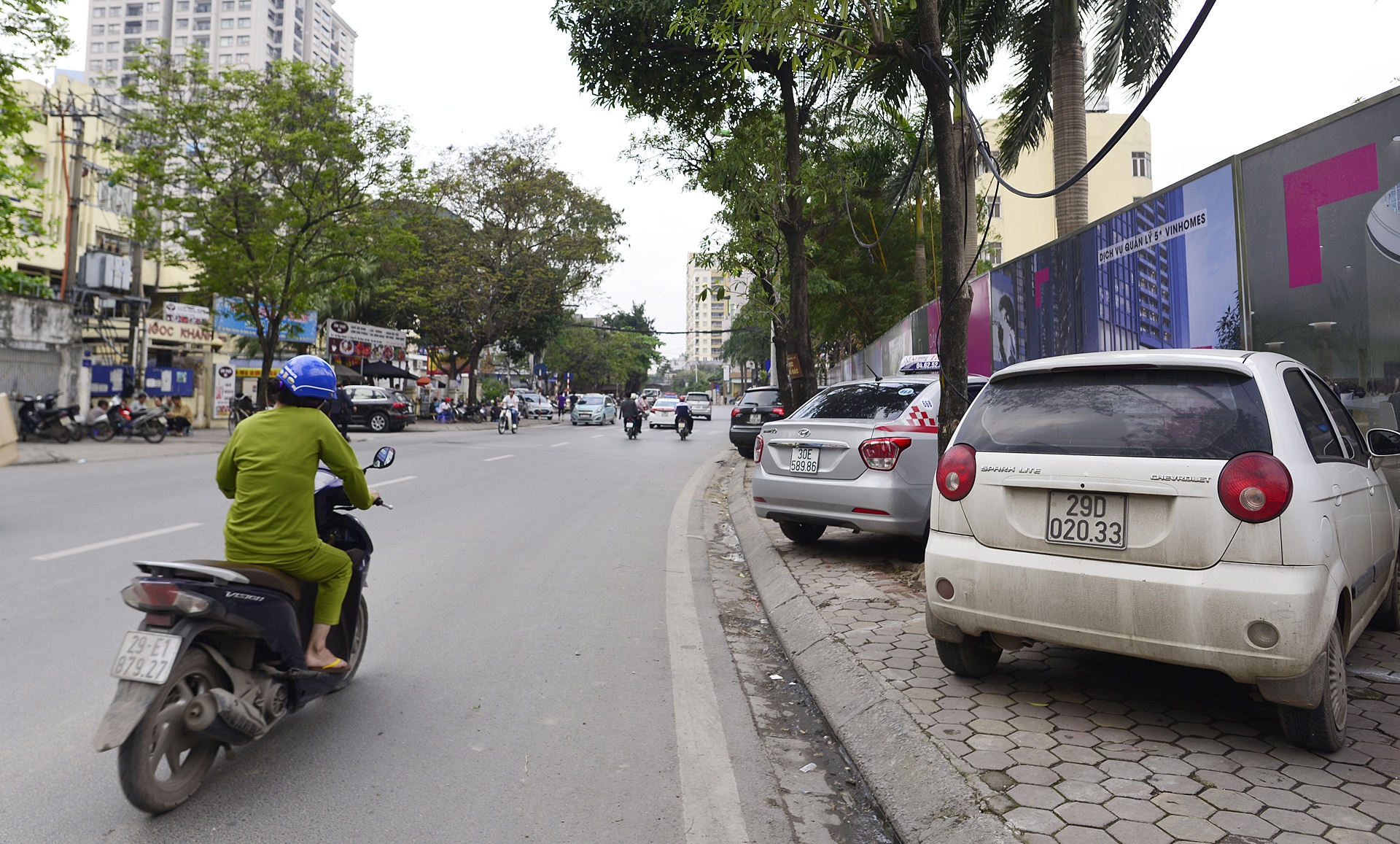 Khach san,  cao oc lan chiem do xe via he anh 14