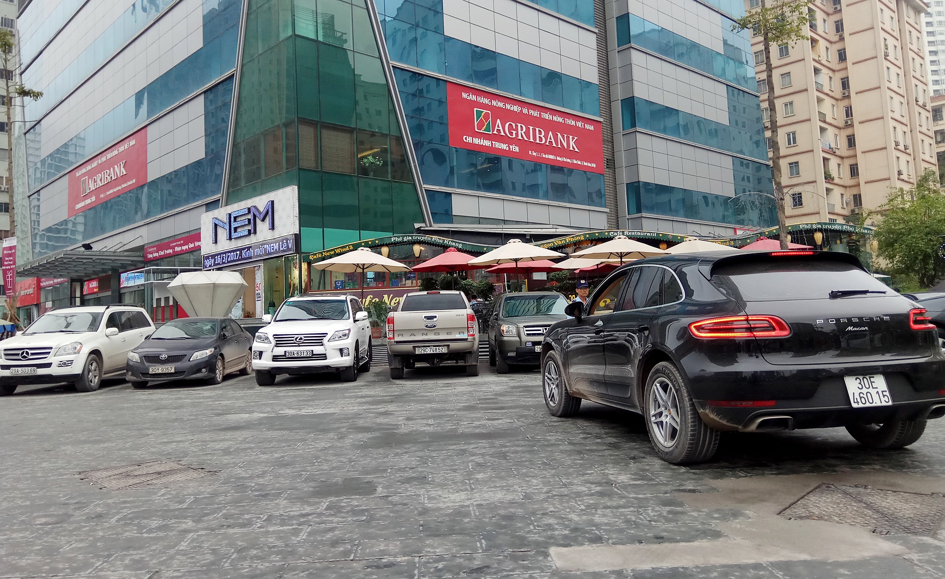 Khach san,  cao oc lan chiem do xe via he anh 1