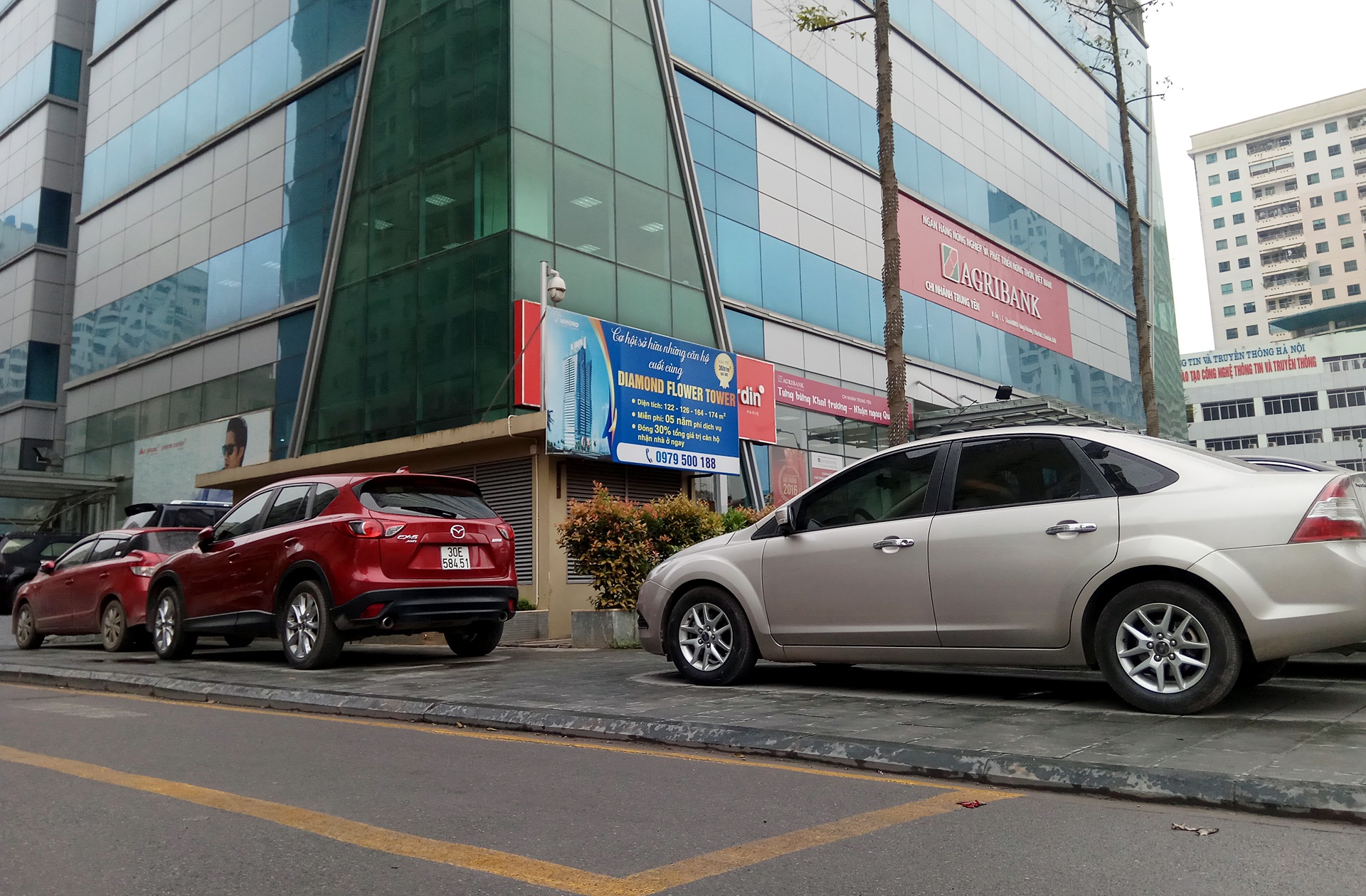 Khach san,  cao oc lan chiem do xe via he anh 2