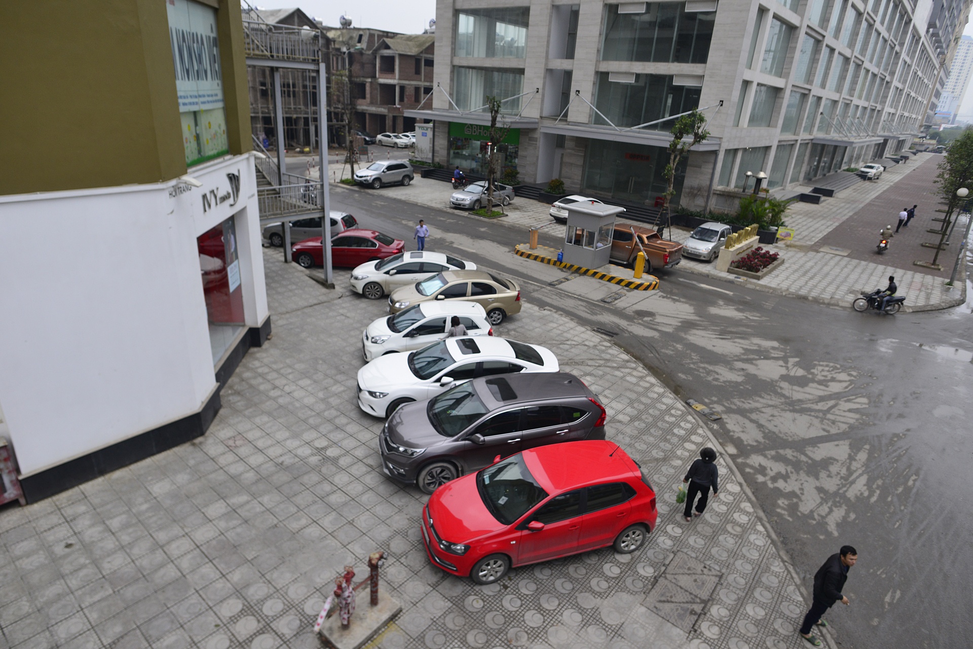 Khach san,  cao oc lan chiem do xe via he anh 4