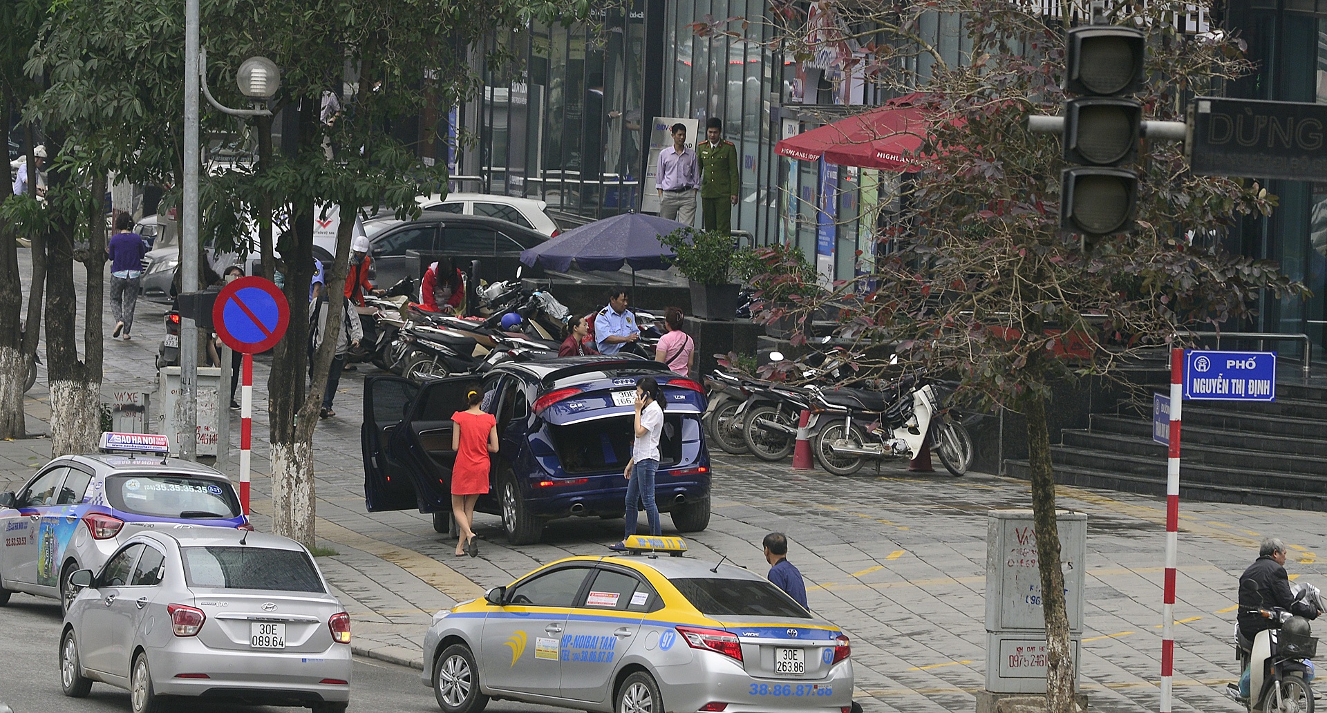 Khach san,  cao oc lan chiem do xe via he anh 5