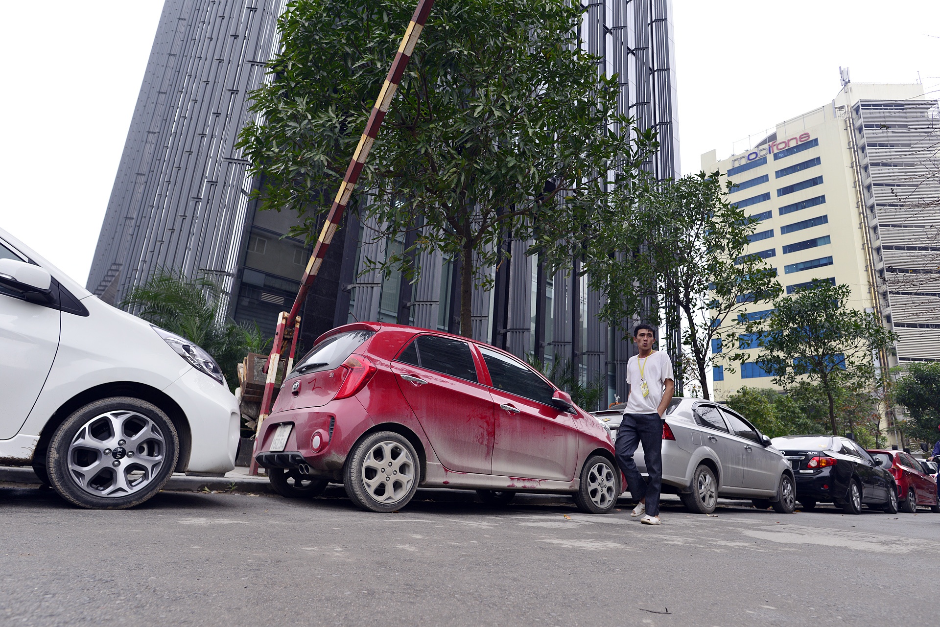 Khach san,  cao oc lan chiem do xe via he anh 6