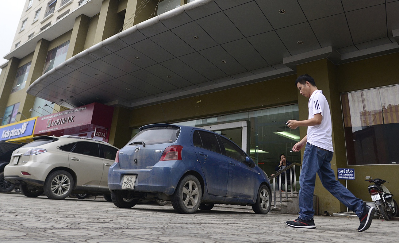 Xe do tran lan tren via he quanh cac cao oc, khach san o Ha Noi hinh anh