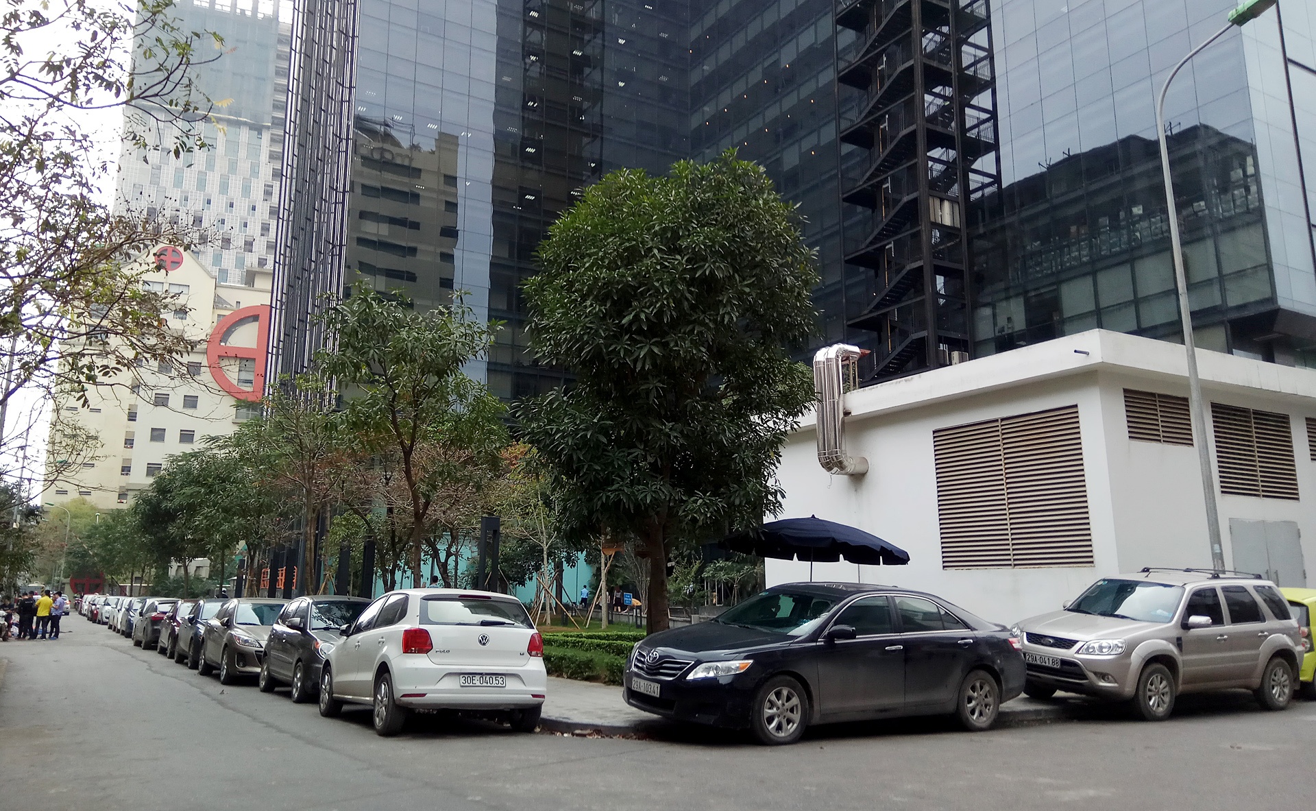 Khach san,  cao oc lan chiem do xe via he anh 7