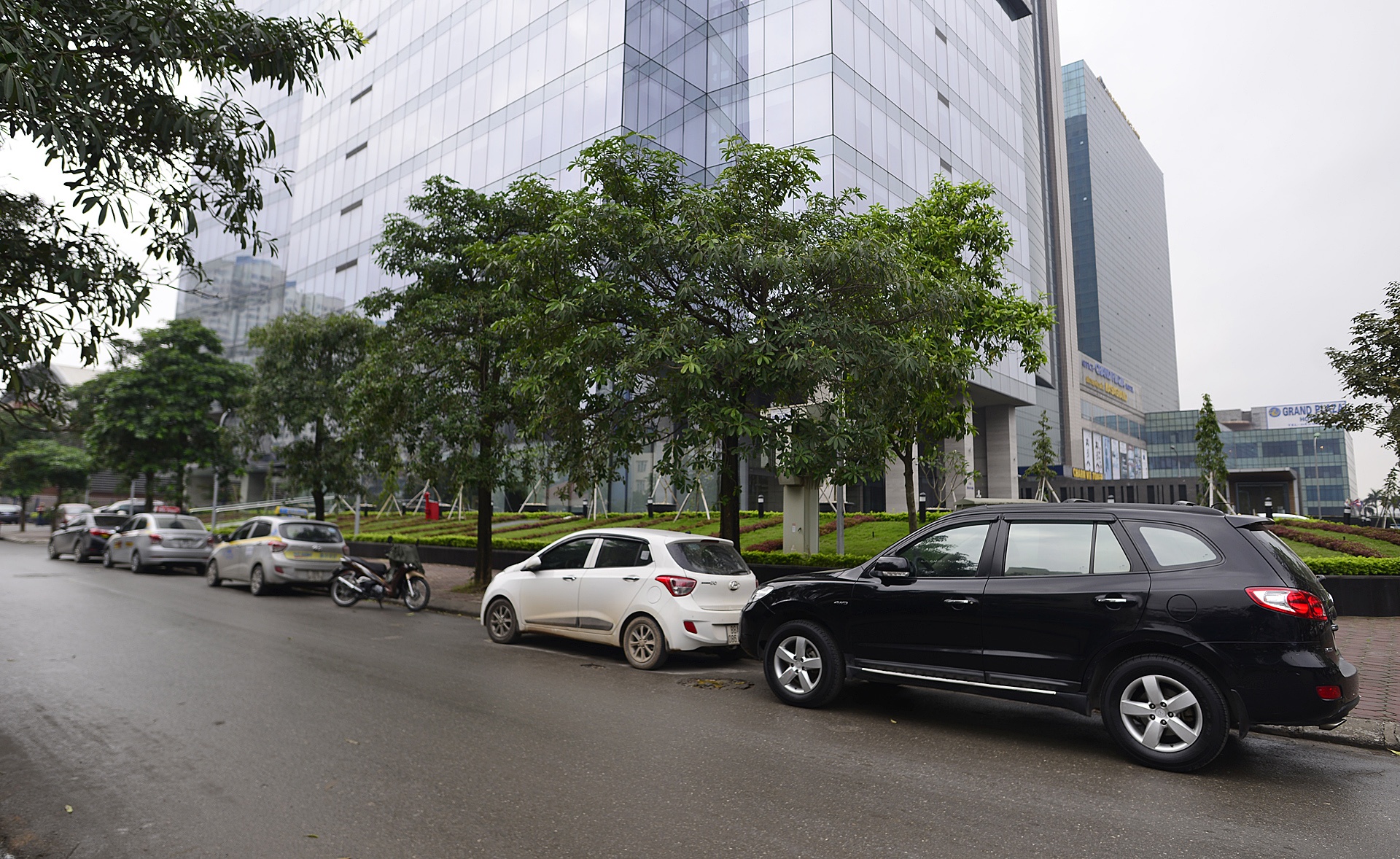 Khach san,  cao oc lan chiem do xe via he anh 8