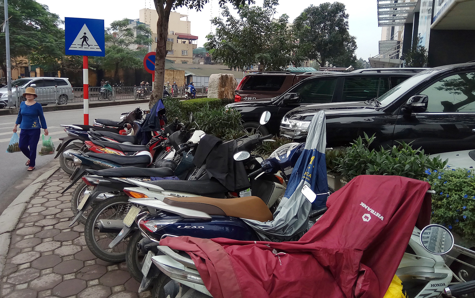 Khach san,  cao oc lan chiem do xe via he anh 9