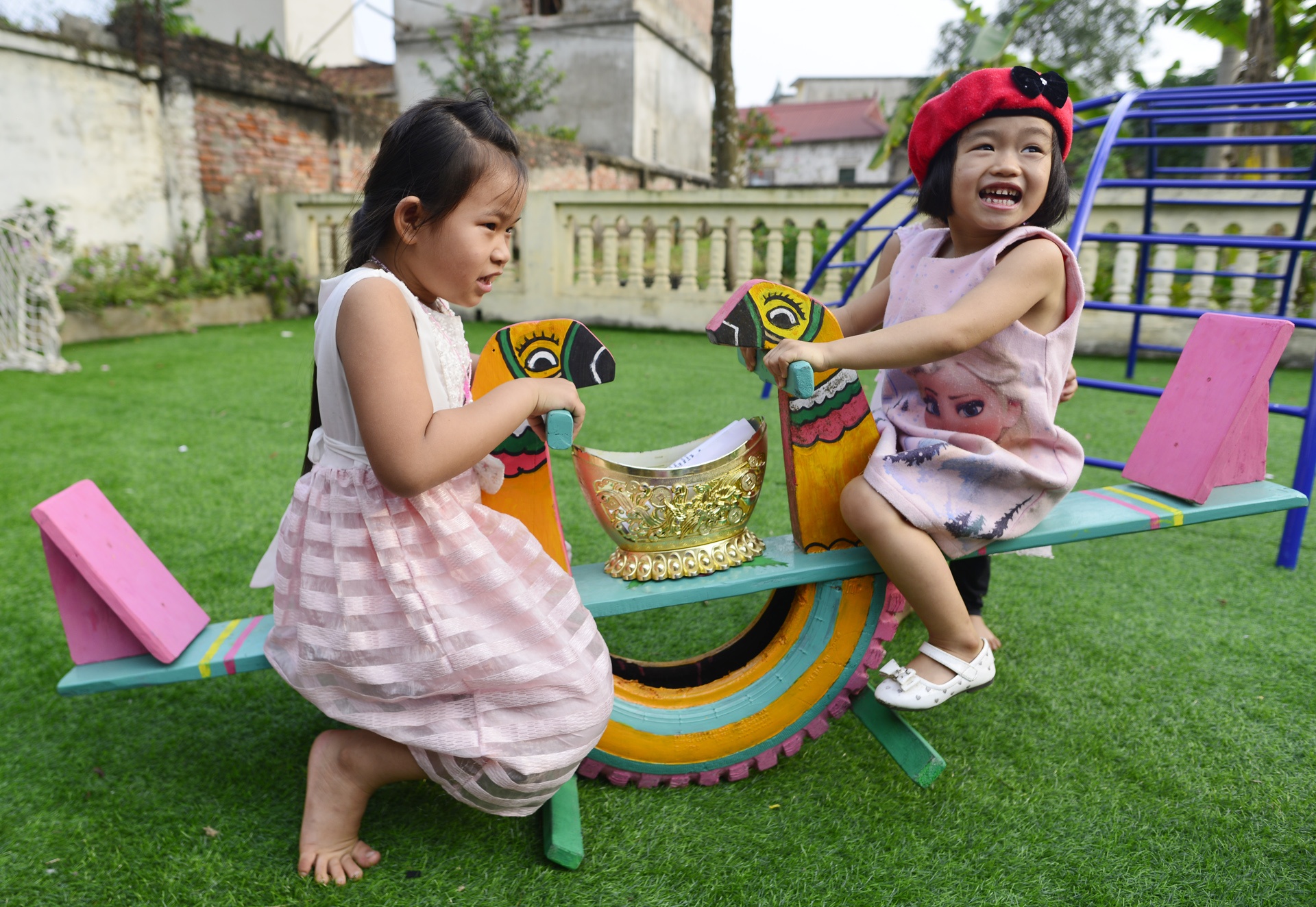 Ni su nuoi 6 tre nho trong ngoi chua cu ky anh 10